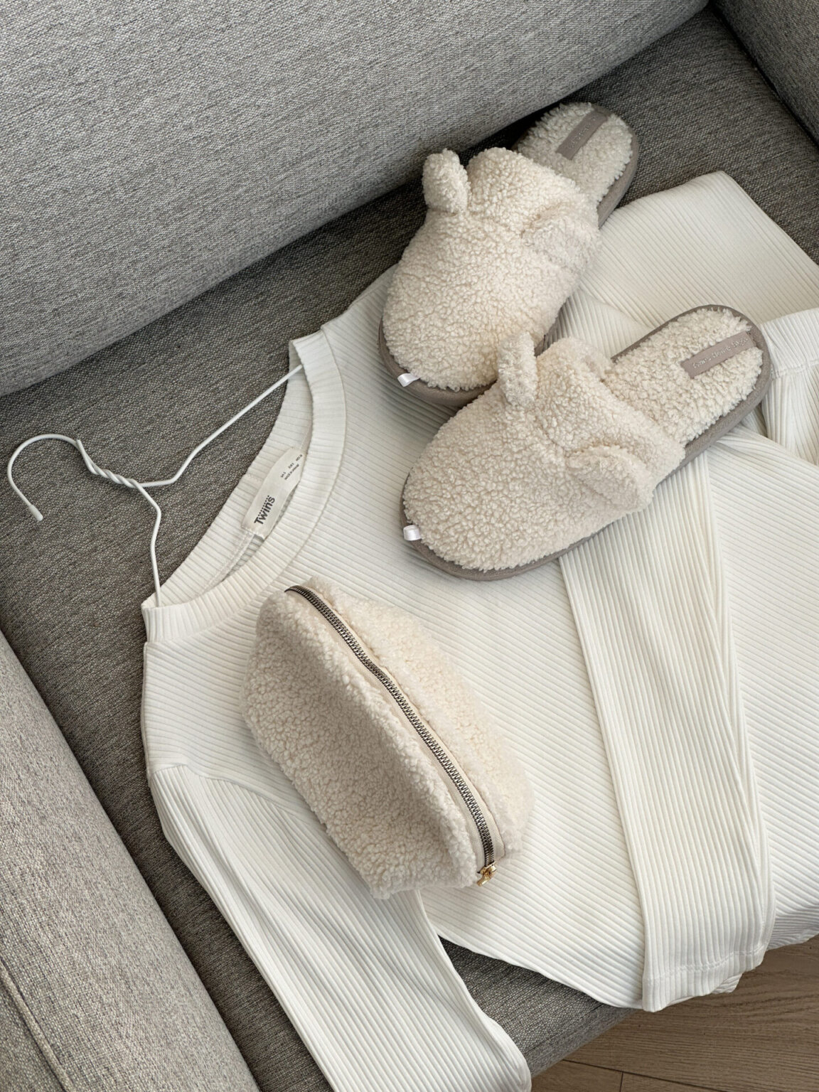 Подарунковий набір TEDDY white (косметичка, капці, пакування сіре)