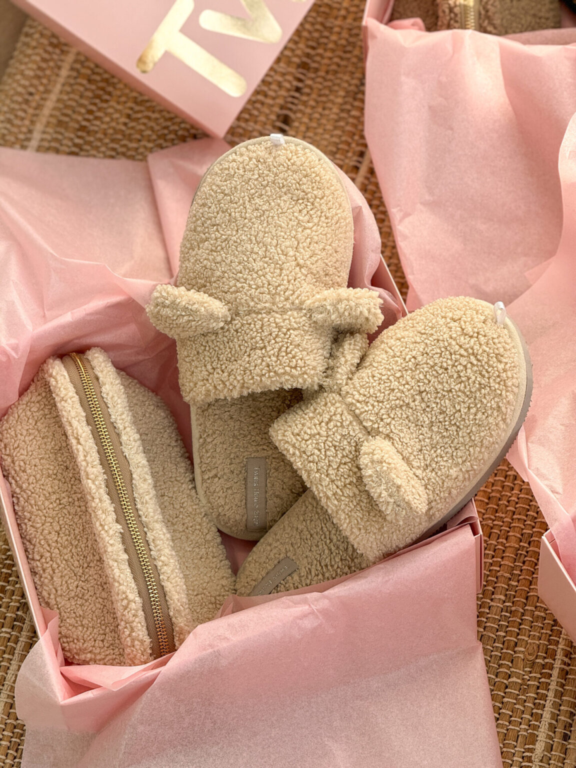 Подарунковий набір TEDDY milk (косметичка, капці, пакування рожеве)