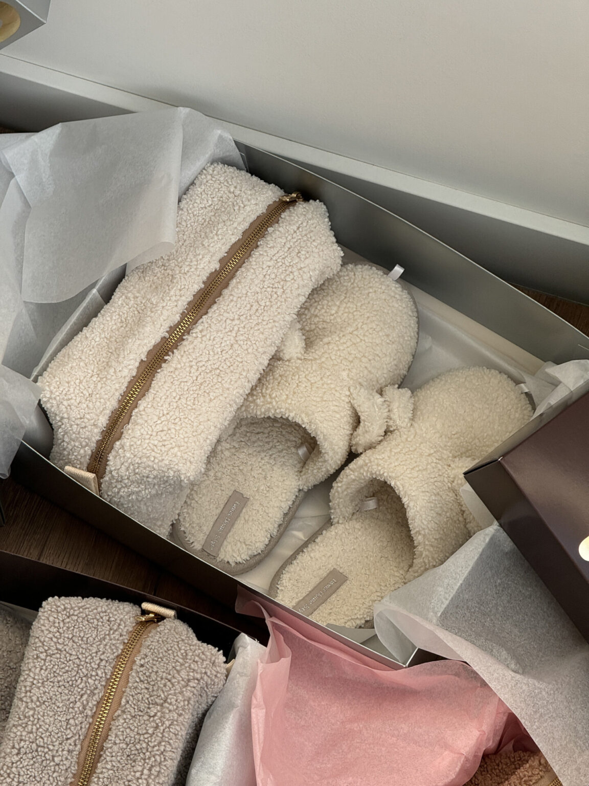 Подарунковий набір TEDDY white (косметичка, капці, пакування коричневе)