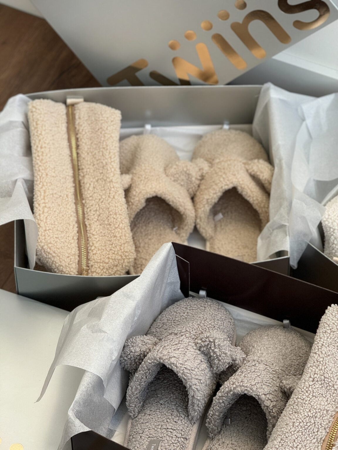 Подарунковий набір TEDDY milk (косметичка, капці, пакування сіре)