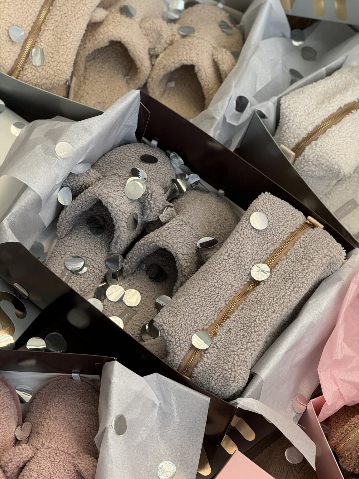 Подарунковий набір TEDDY grey (косметичка, капці, пакування коричневе)