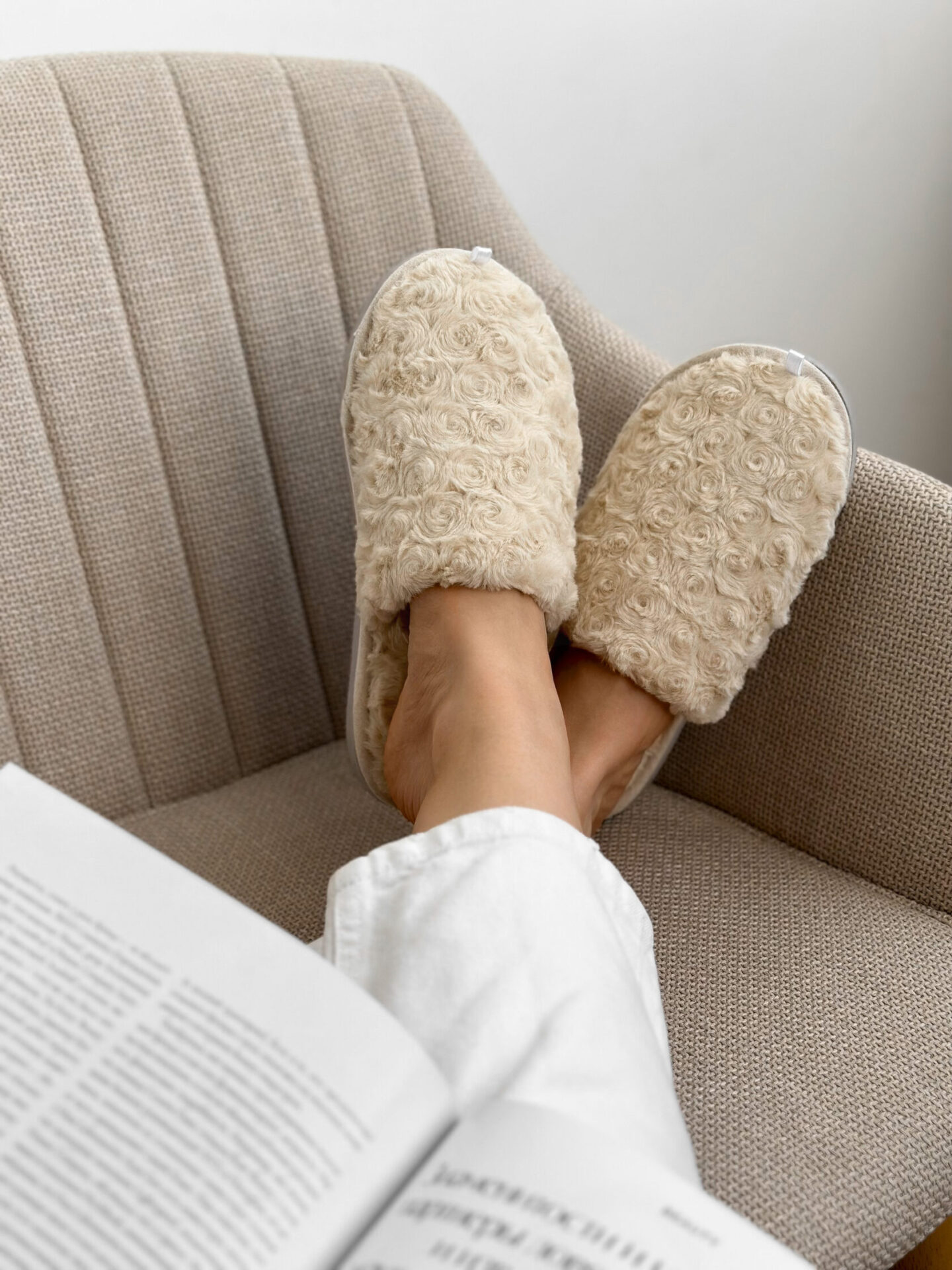 Капці домашні жіночі HS-LUX хутряні закриті ROSE молочні