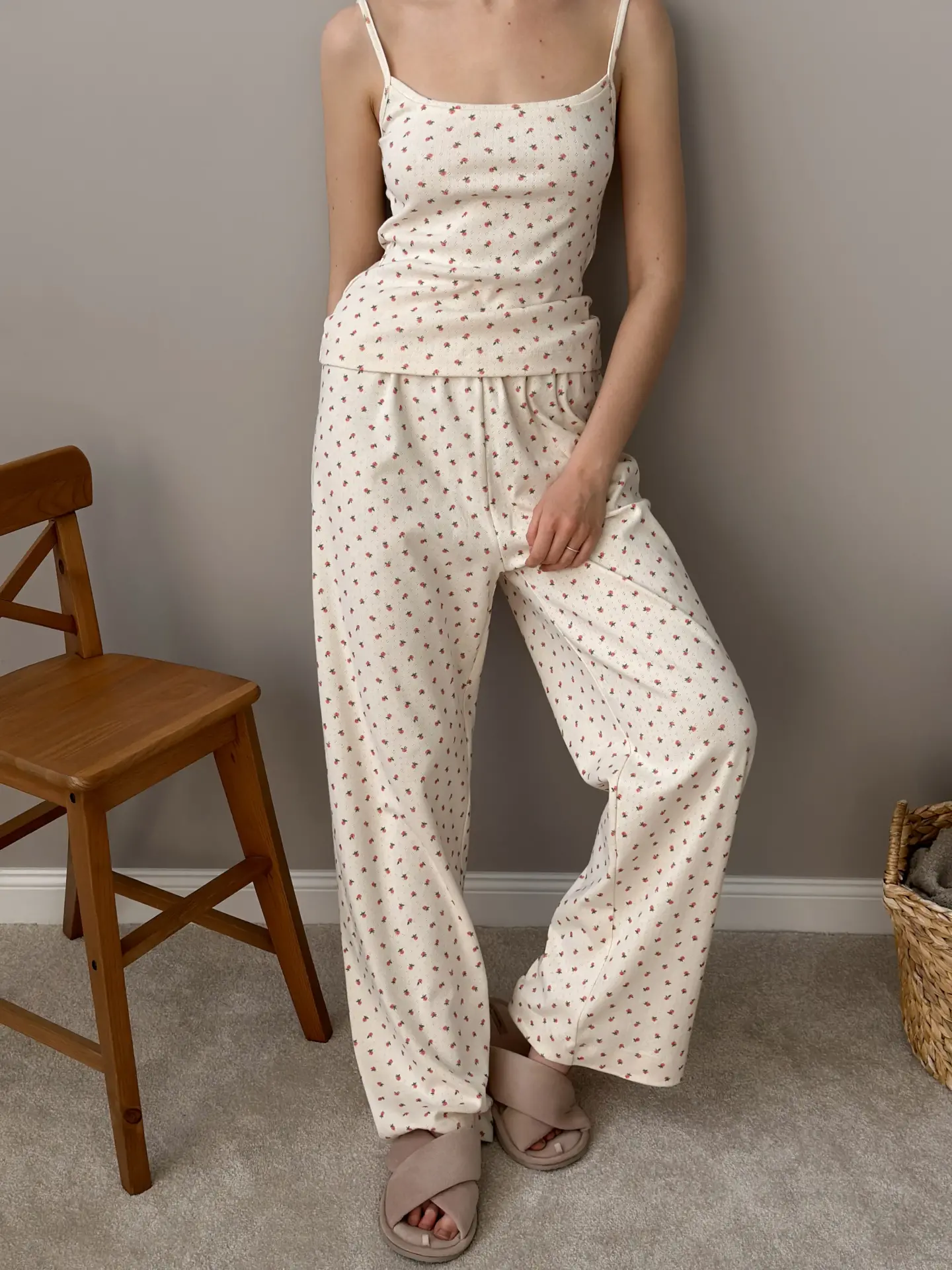 Рібана костюм штани широкі та майка молочний у троянду