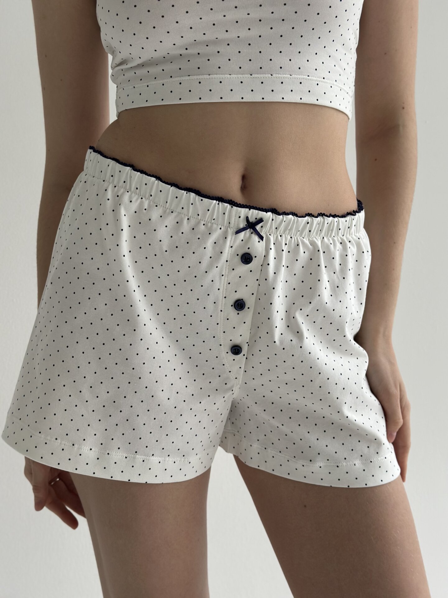 Трикотаж шорти с гульфом горох синій на білому