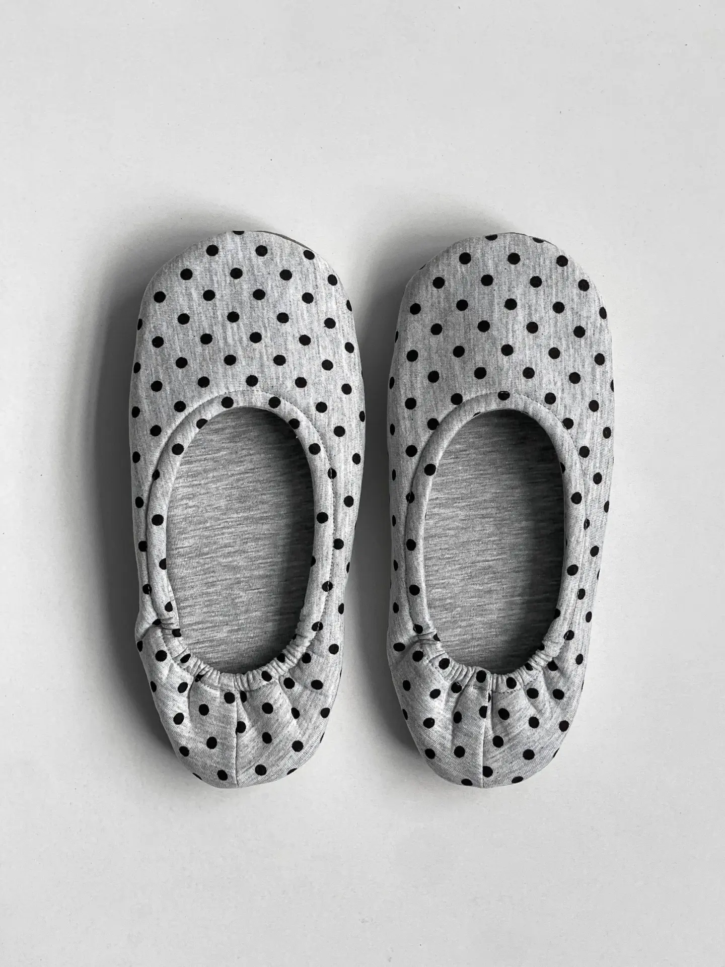 Капці домашні чешки жіночі трикотажні в чорний горох сірі