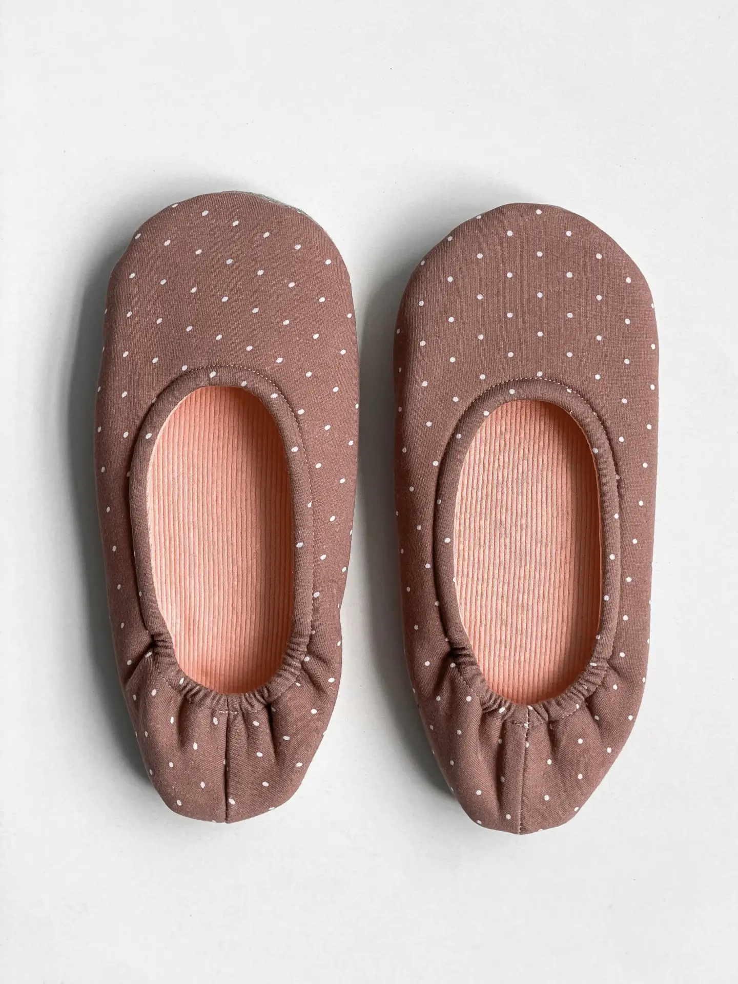 Капці домашні чешки жіночі трикотажні в горох коричневі