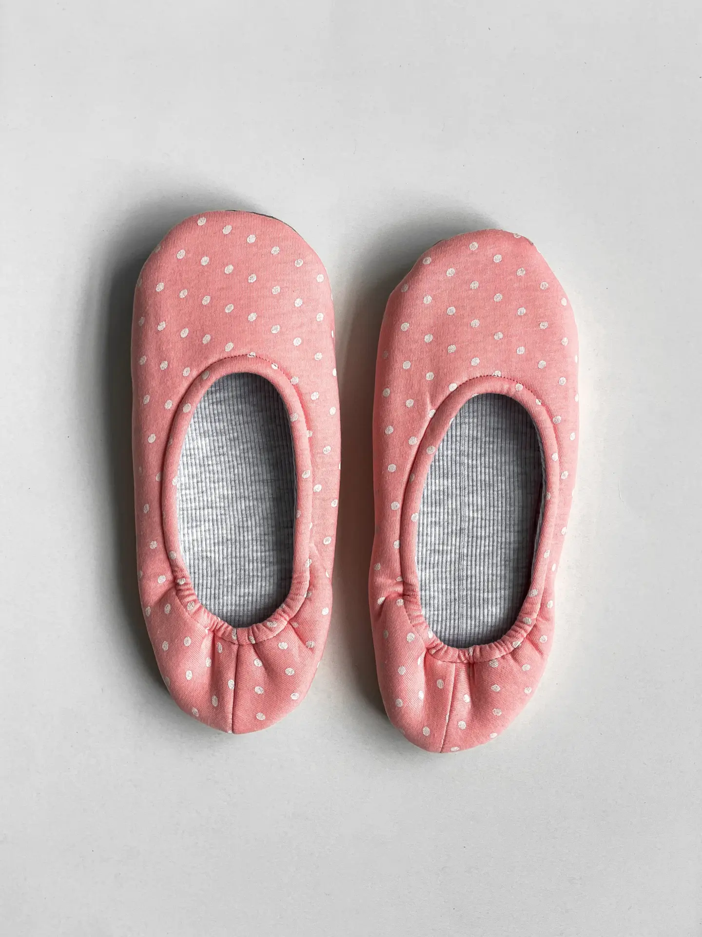 Капці домашні чешки жіночі трикотажні в горох пудрові