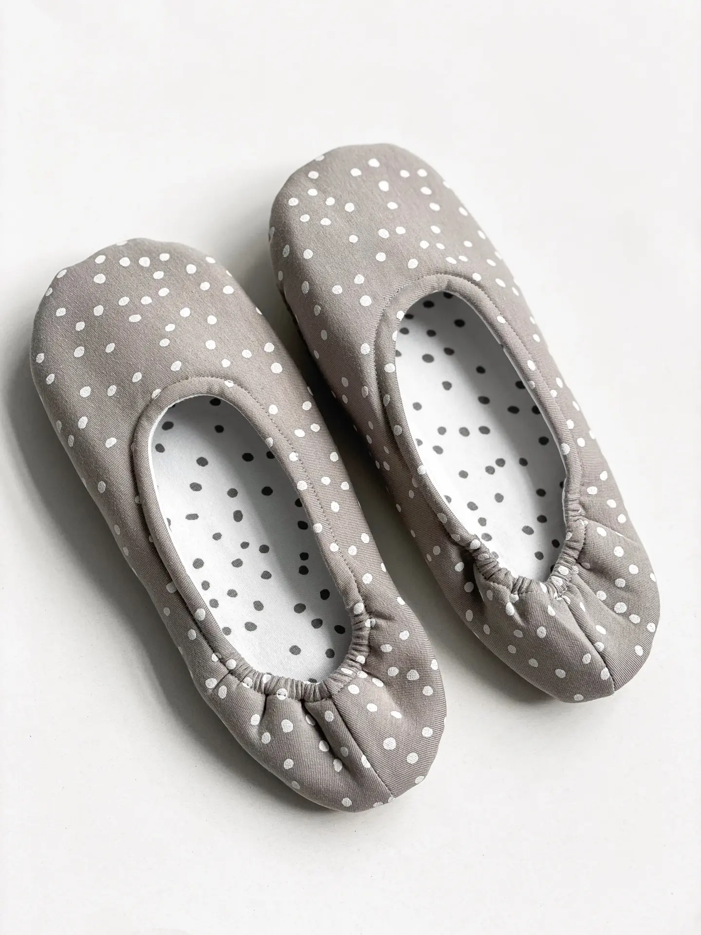Капці домашні чешки жіночі трикотажні в білий горох сірі