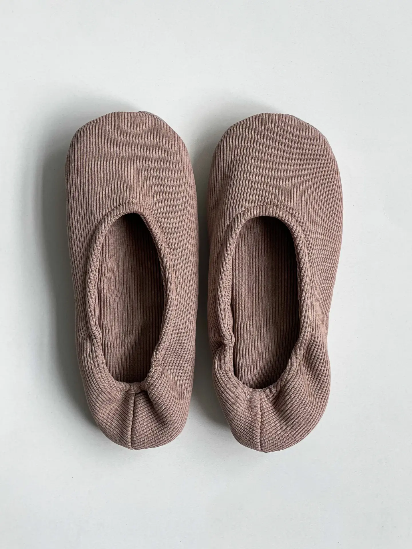 Капці домашні чешки жіночі трикотажні в рубчик бежеві