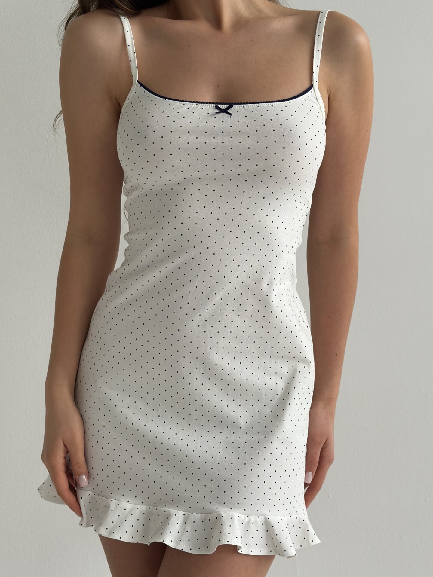 Трикотаж сукня для сну з обробками горох синій на білому