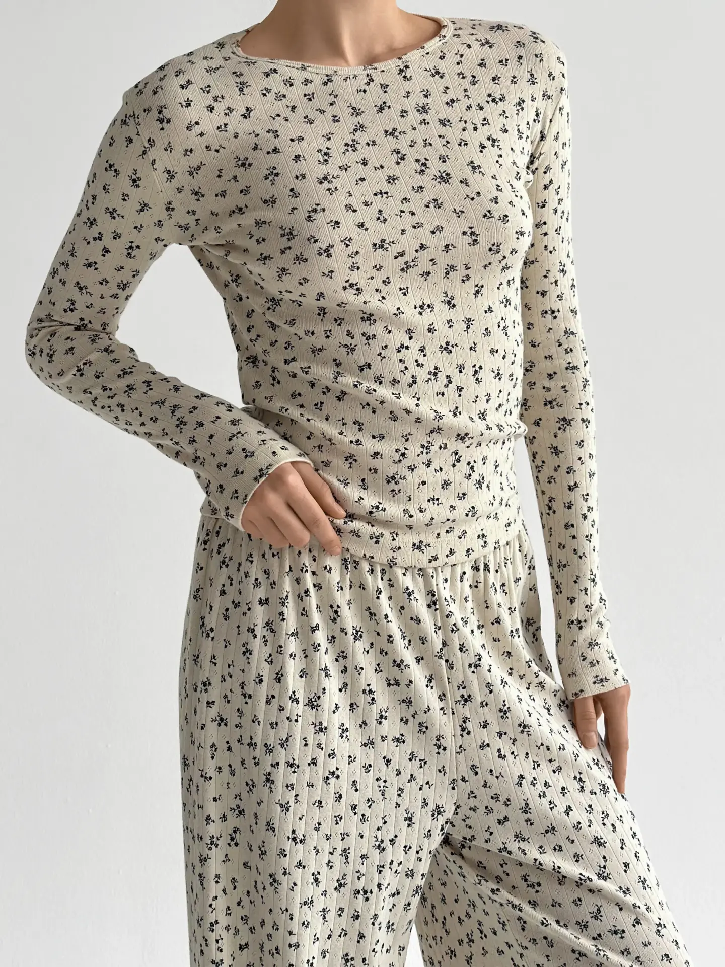 Рібана костюм трикотажний штани широкі+лонгслів молочний у квіточку