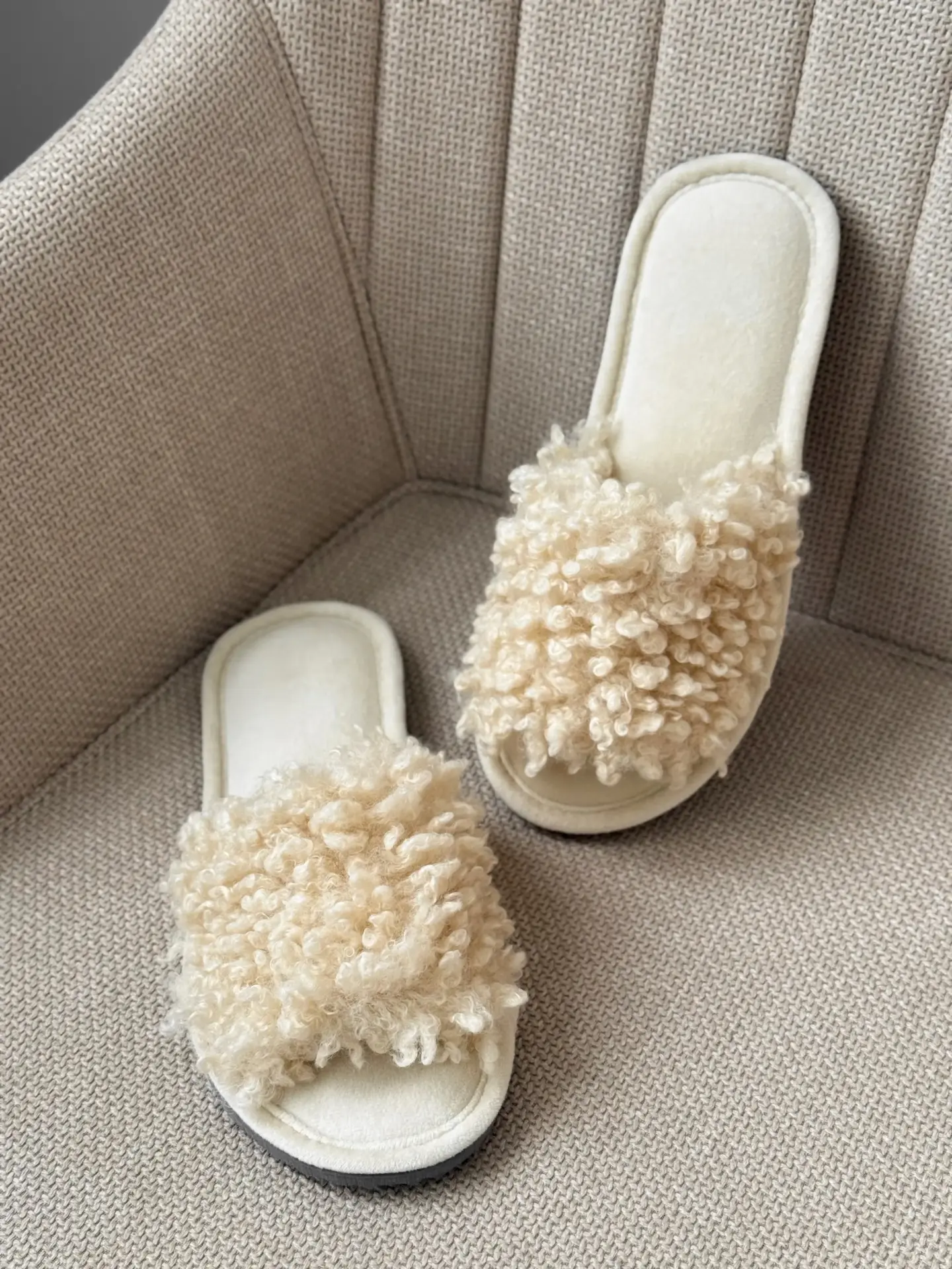 Капці домашні жіночі хутрянi молочні LARI (=)