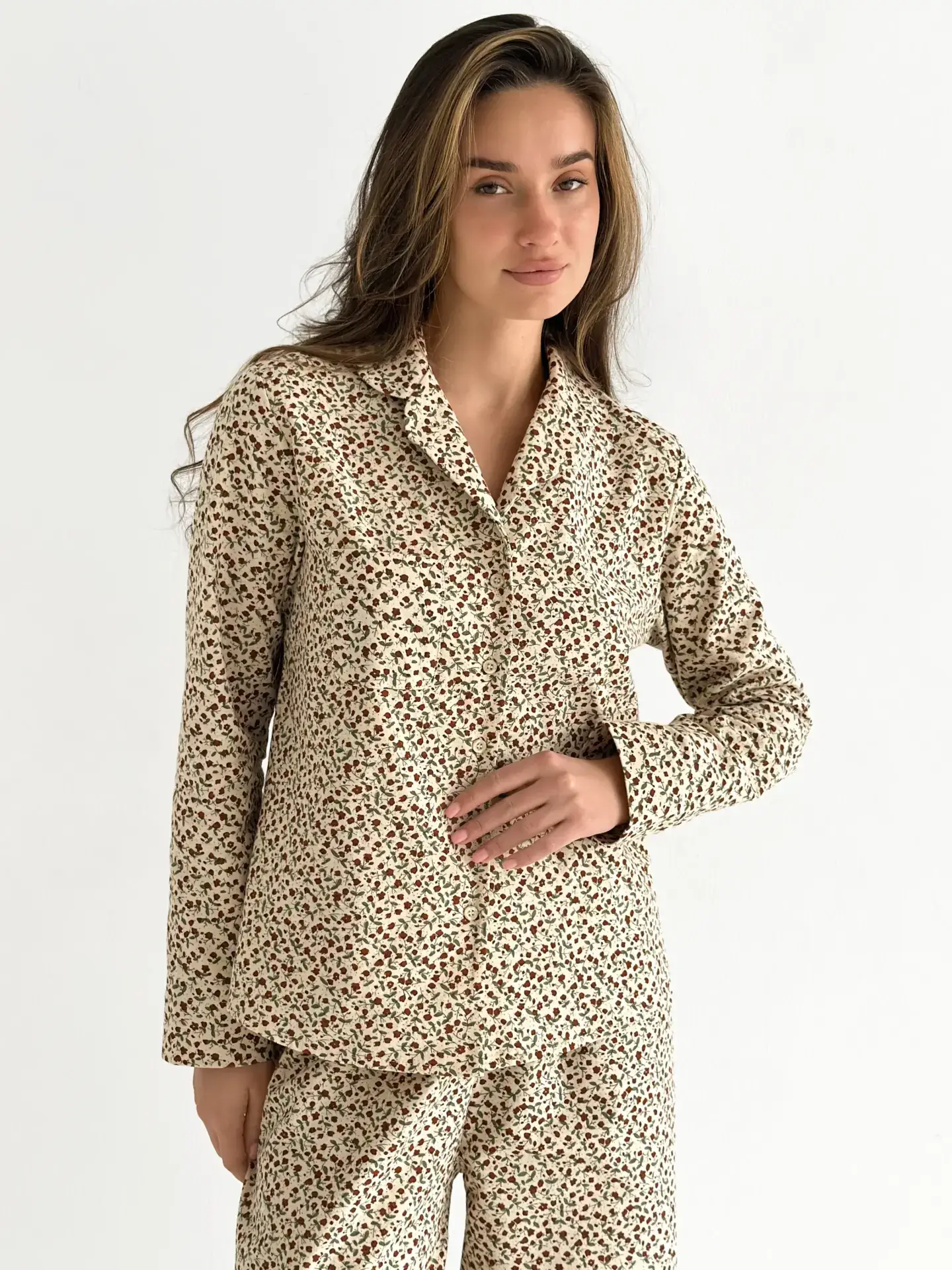 Фланель піжамний комплект “бордово-зелені квіти” на молочному