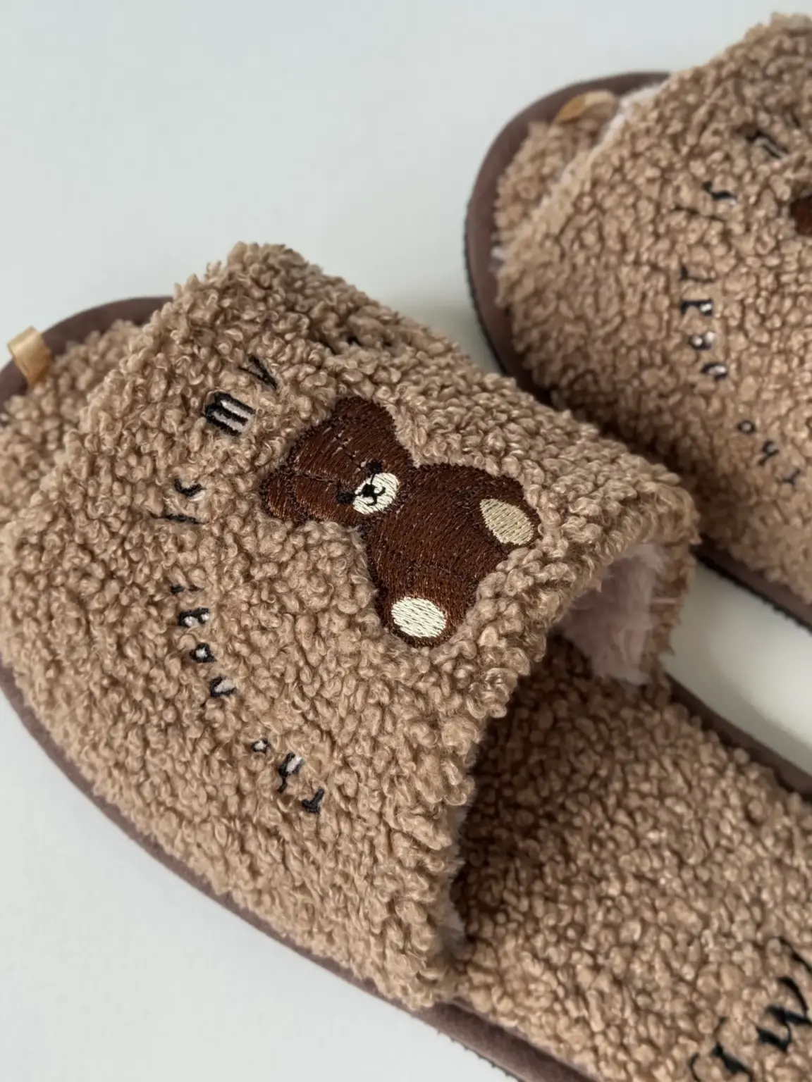 Капці домашні жіночі HS-LUX відкриті з вишивкою BEAR коричневі