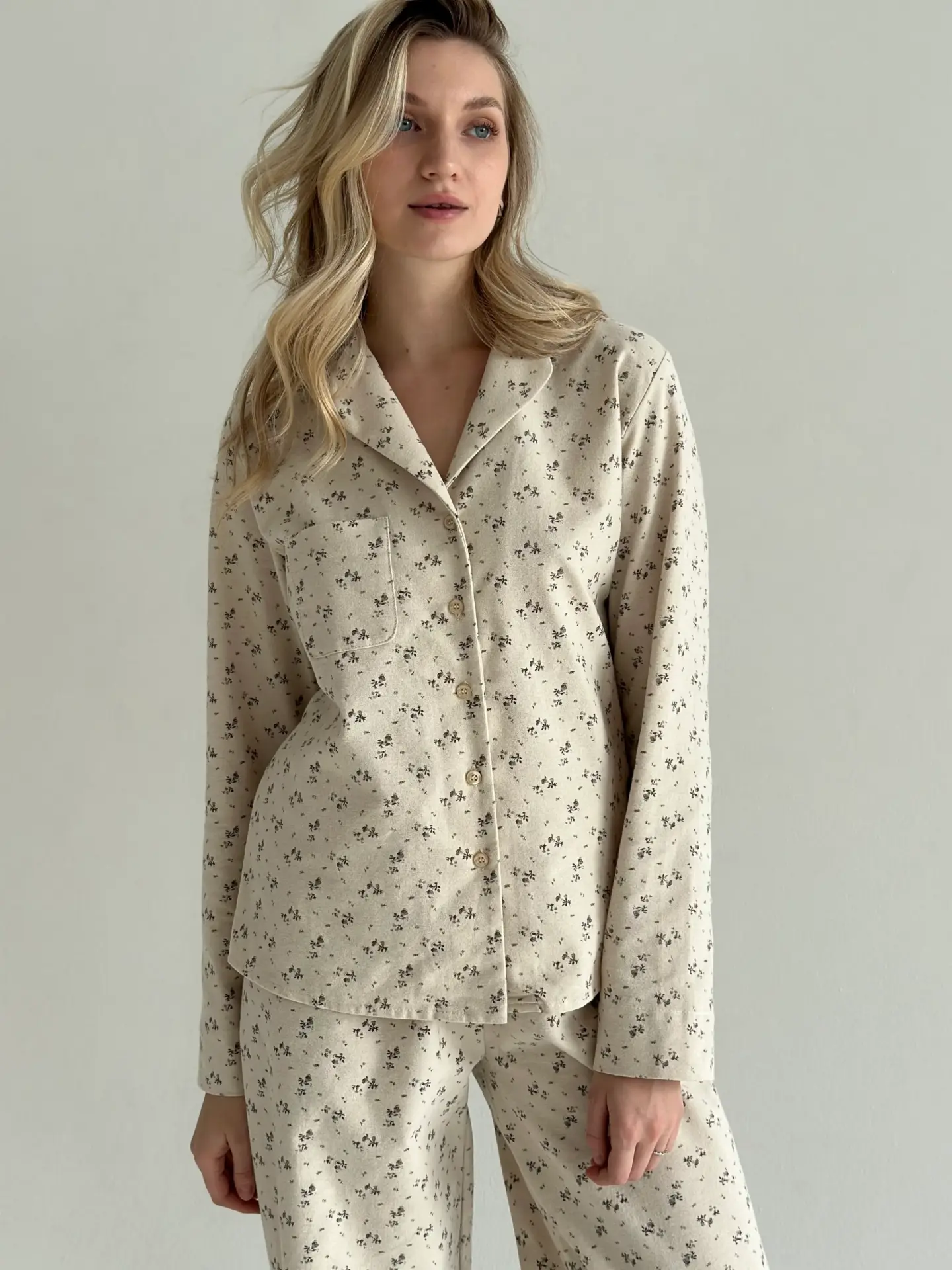 Фланель піжамний комплект “темна троянда” на бежевому