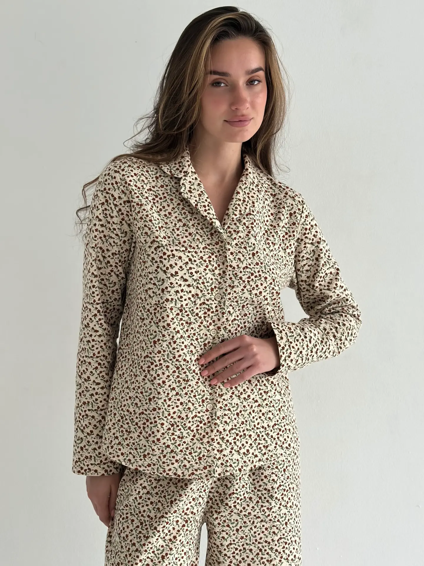 Фланель піжамний комплект “бордово-зелені квіти” на молочному