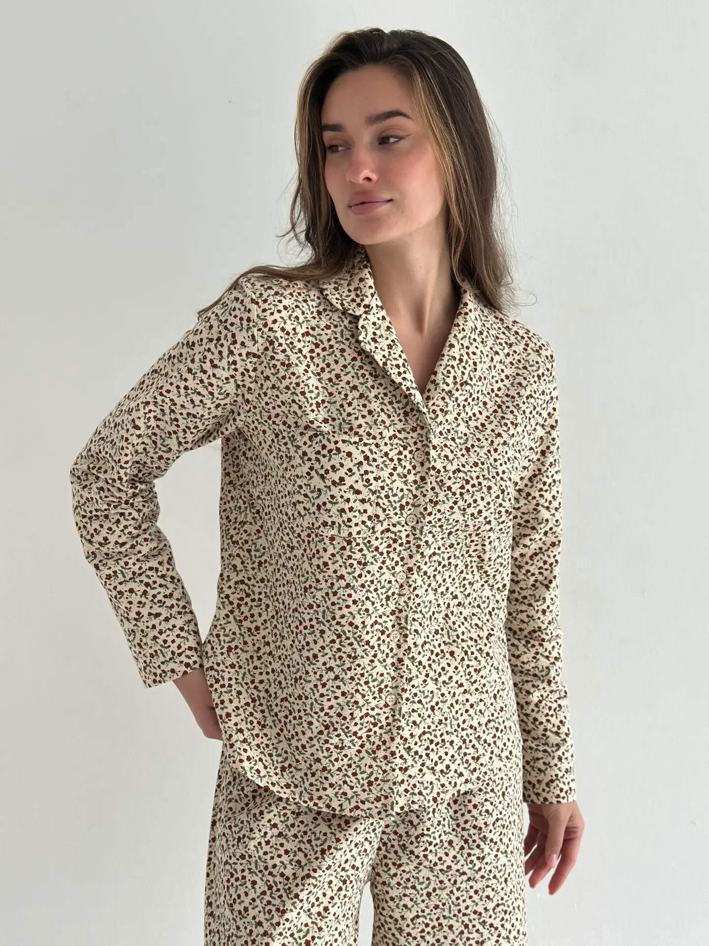 Фланель піжамний комплект "бордово-зелені квіти" на молочному