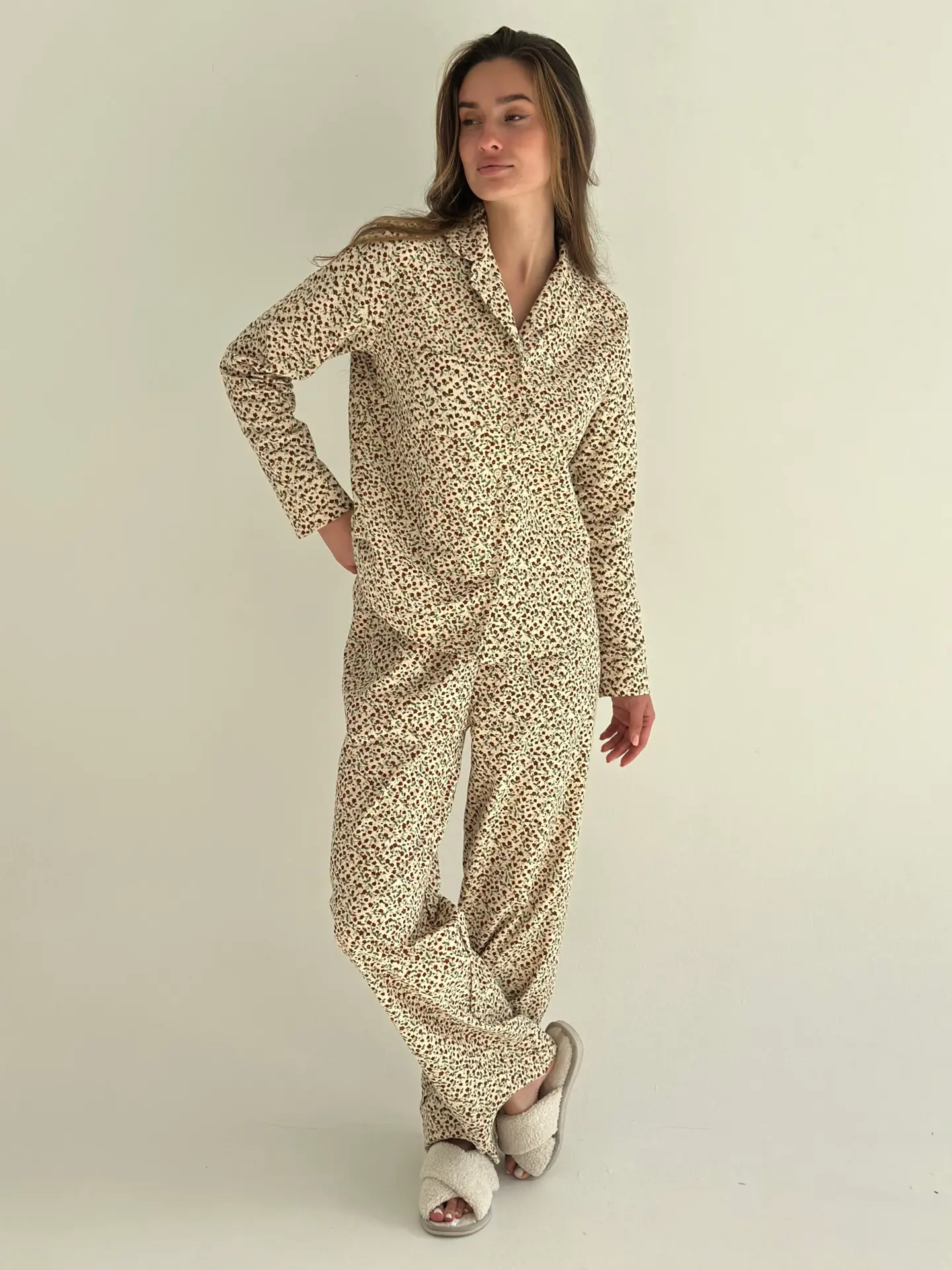 Фланель піжамний комплект "бордово-зелені квіти" на молочному