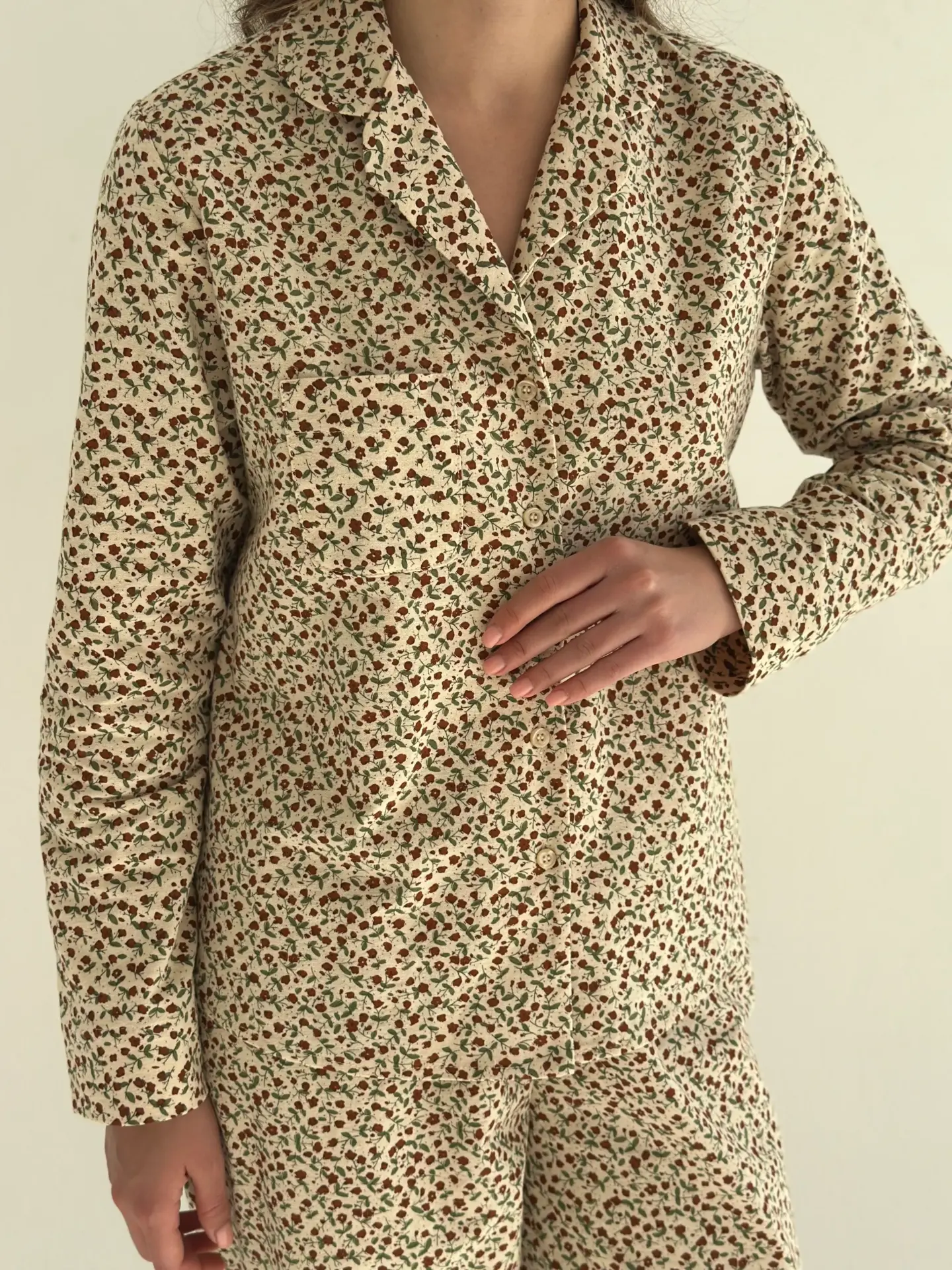 Фланель піжамний комплект "бордово-зелені квіти" на молочному