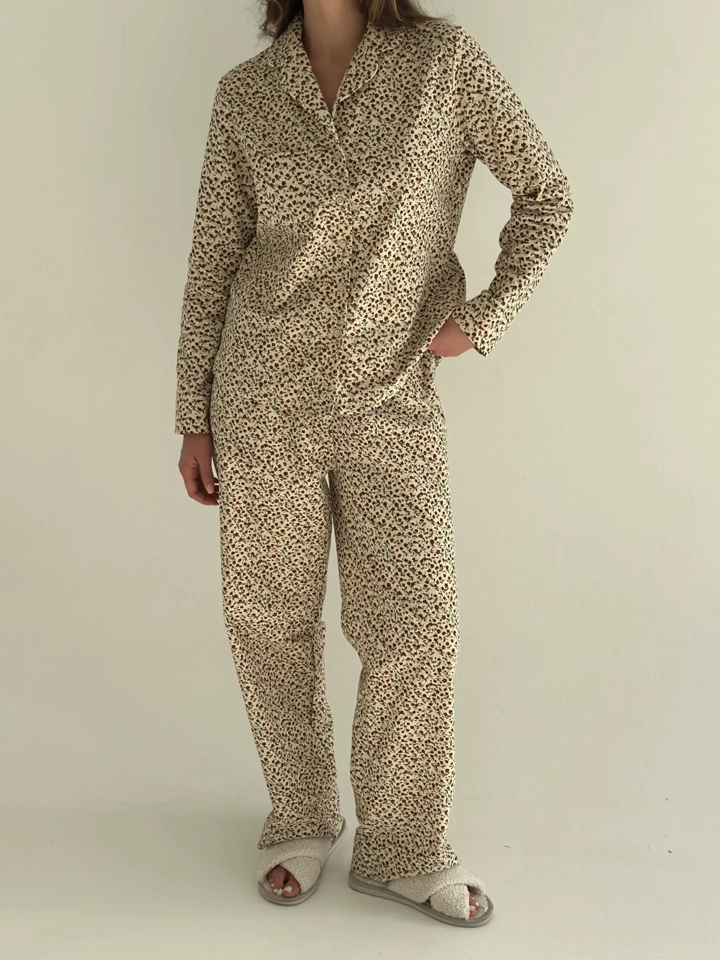 Фланель піжамний комплект "бордово-зелені квіти" на молочному