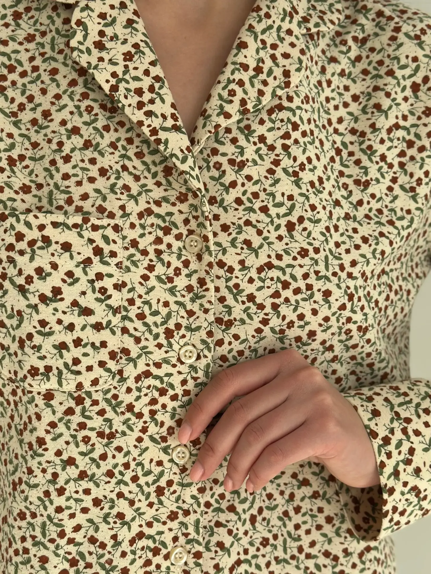 Фланель піжамний комплект "бордово-зелені квіти" на молочному