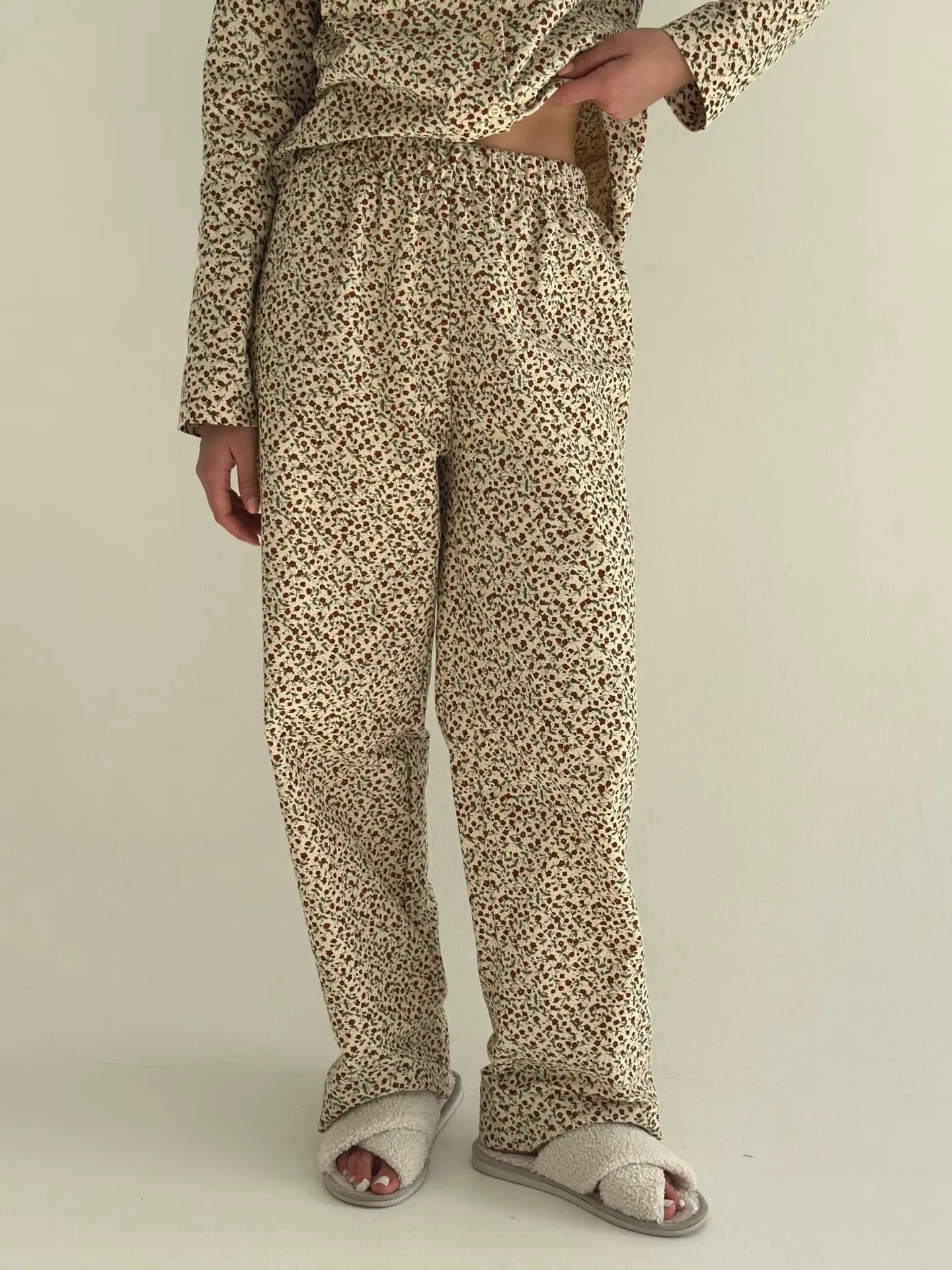 Фланель піжамний комплект "бордово-зелені квіти" на молочному