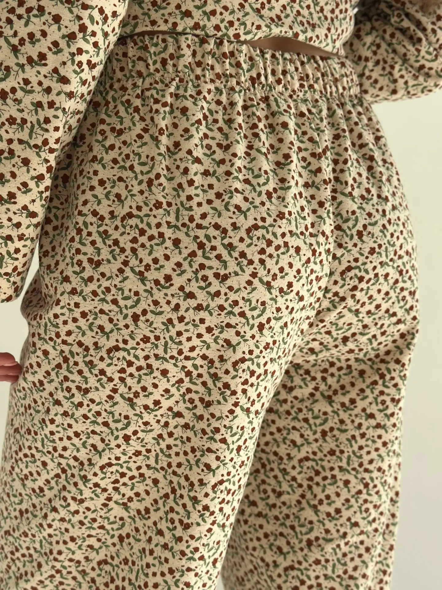 Фланель піжамний комплект "бордово-зелені квіти" на молочному