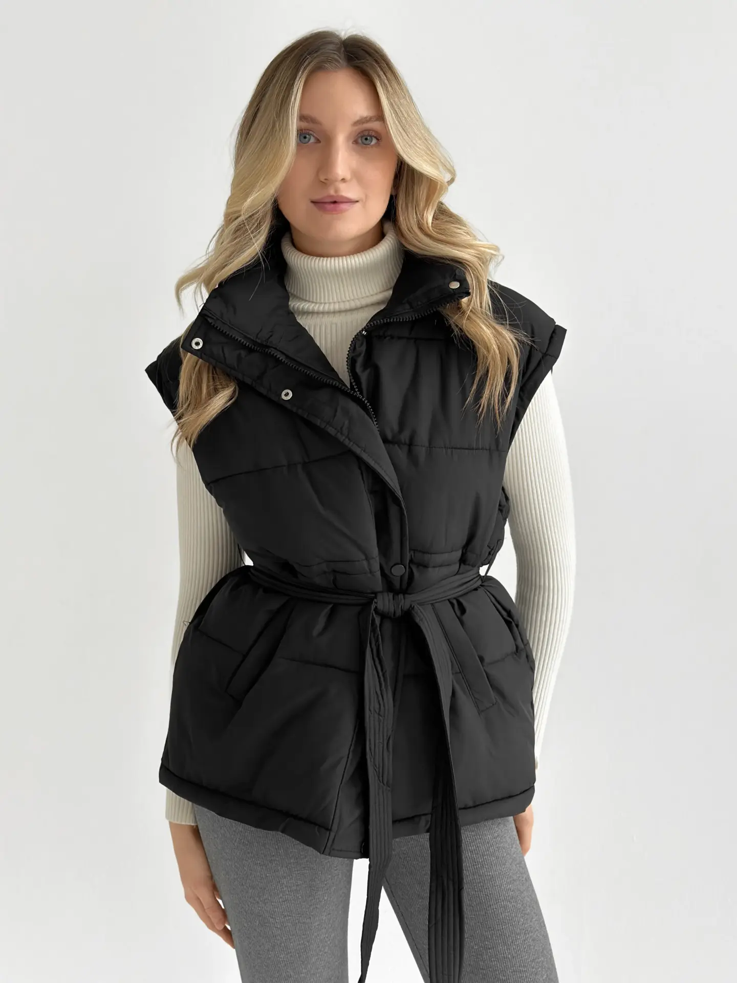 Жилетка стьобана дута з поясом чорна