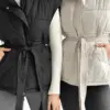 Жилетка стьобана дута з поясом кремова