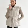 Жилетка стьобана дута з поясом кремова