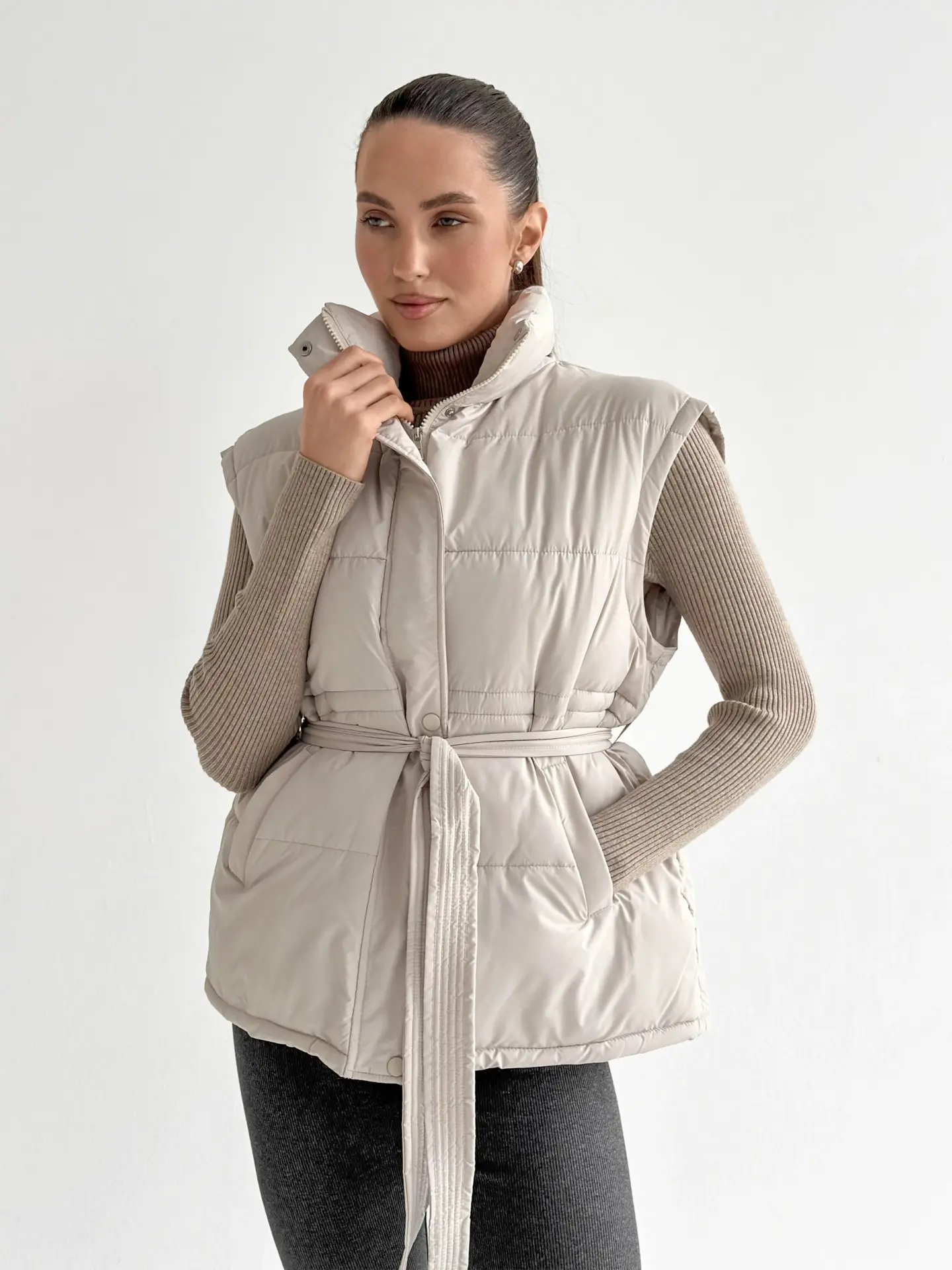 Жилетка стьобана дута з поясом кремова