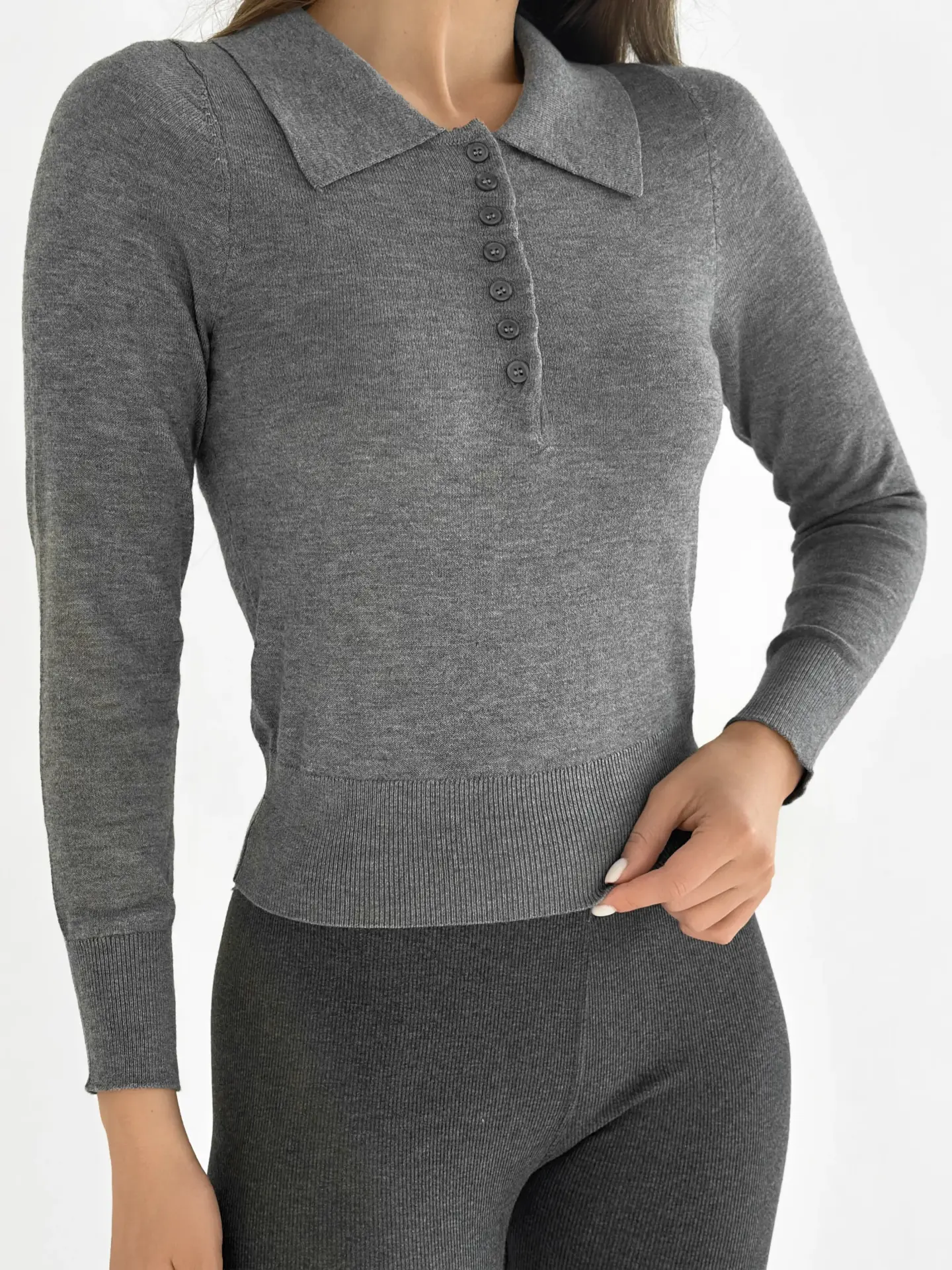 Джемпер з коміром трикотаж сірий