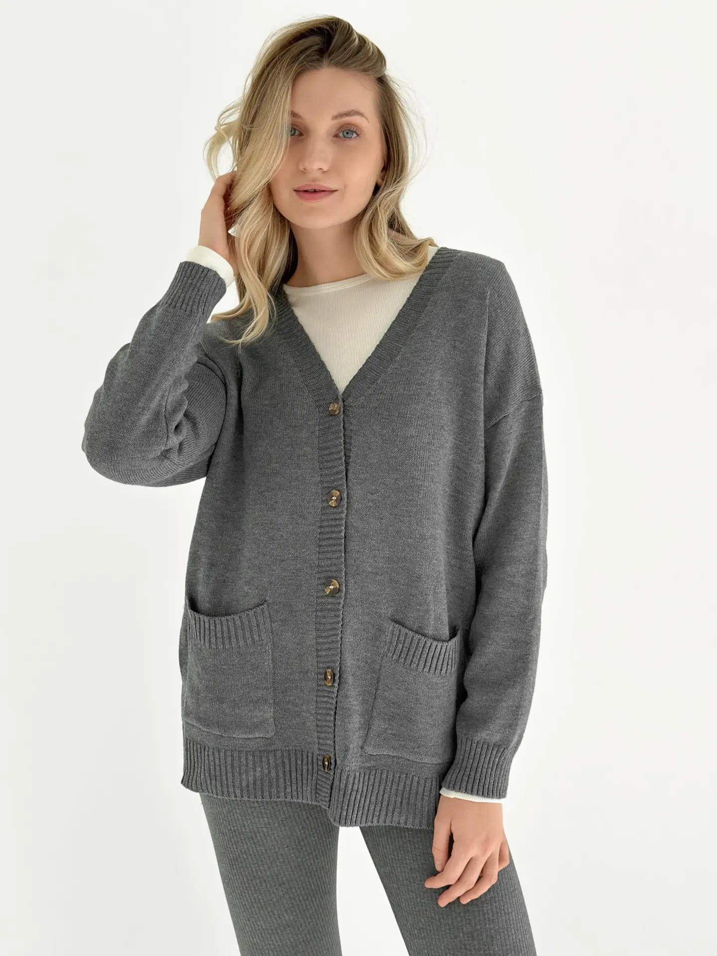 Кардиган в’язаний подовжений на ґудзиках графіт