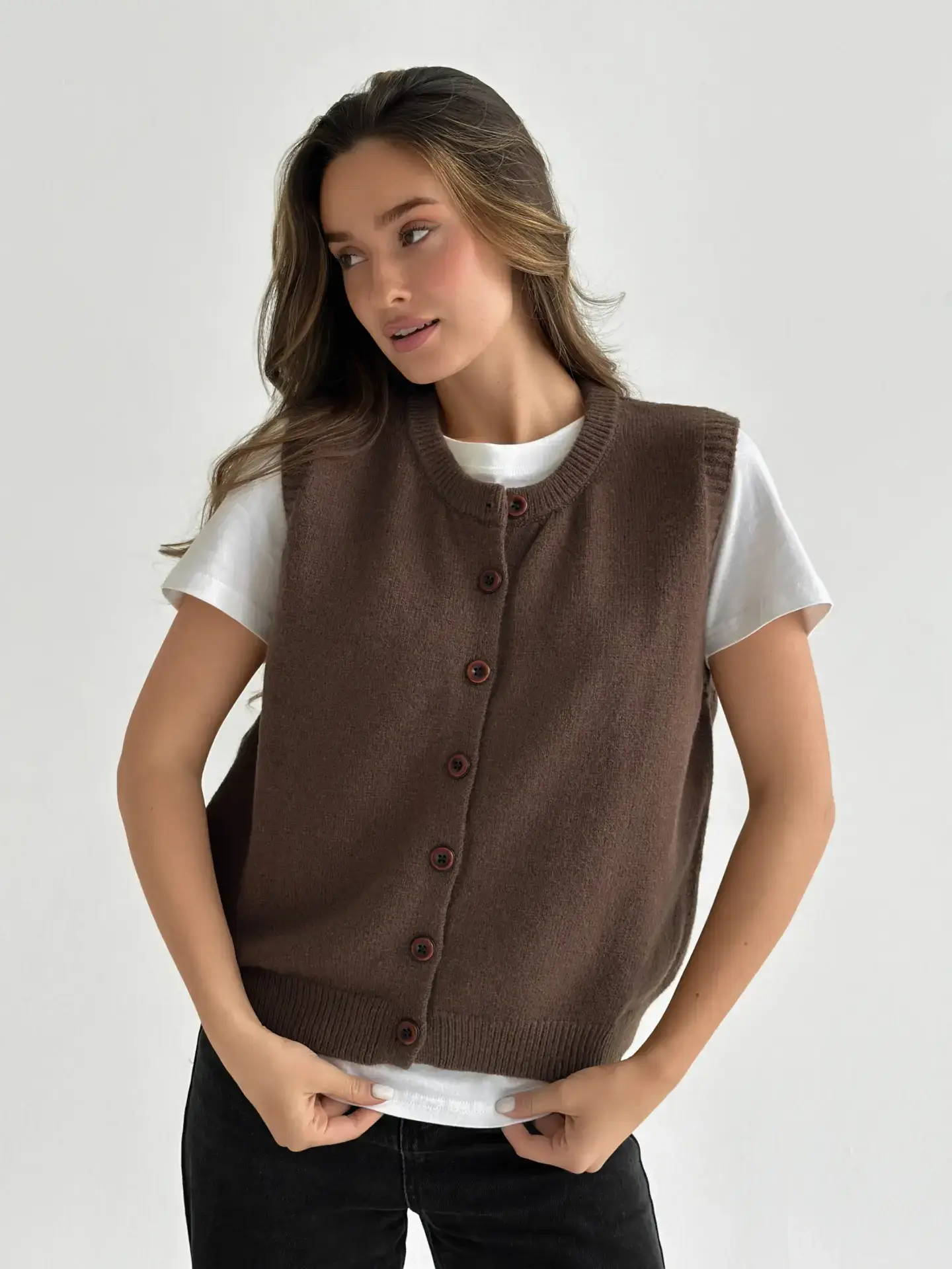 Жилет в’язаний на ґудзиках коричневий