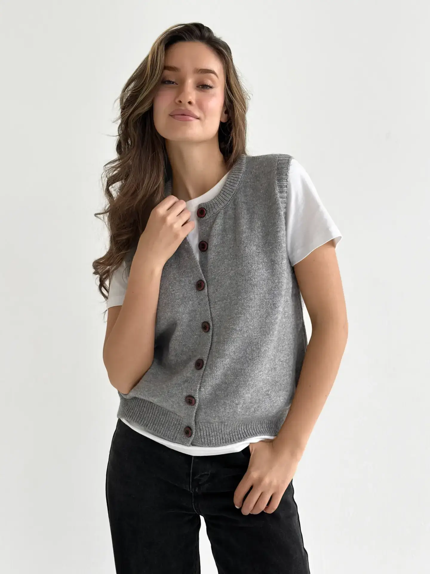 Жилет в’язаний на ґудзиках сірий