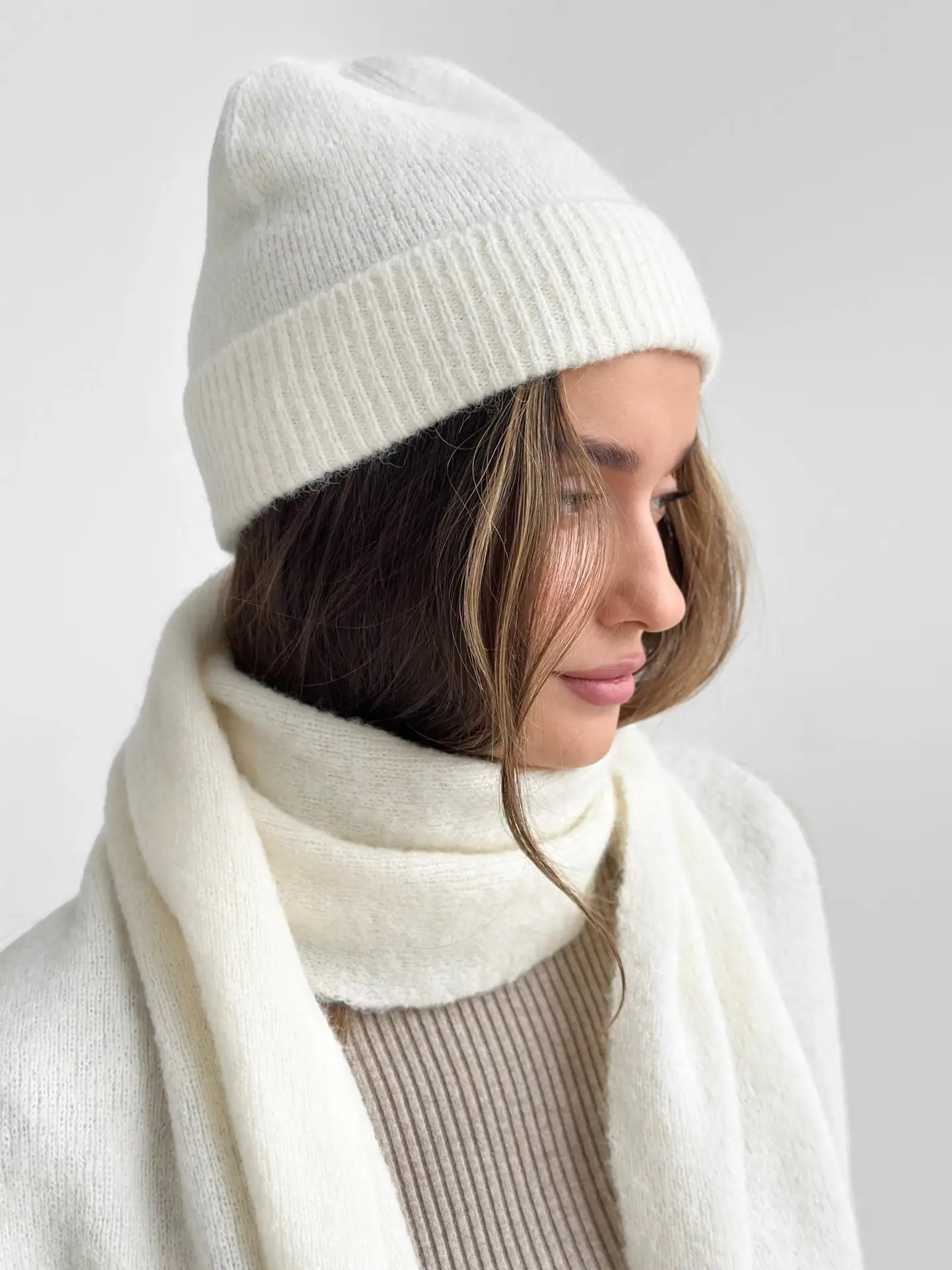 Шапка жіноча молочна  Альпака
