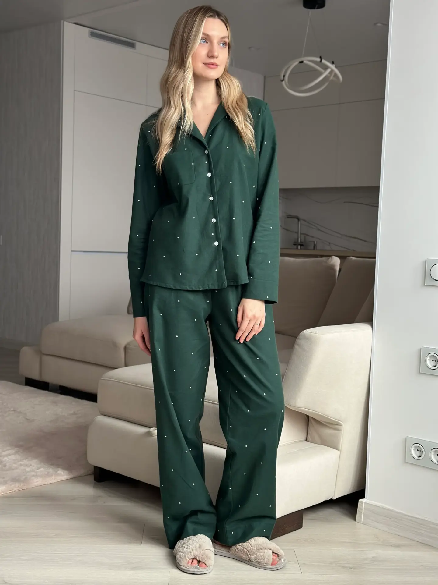 Фланель піжамний комплект “білий великий горох” на зеленому