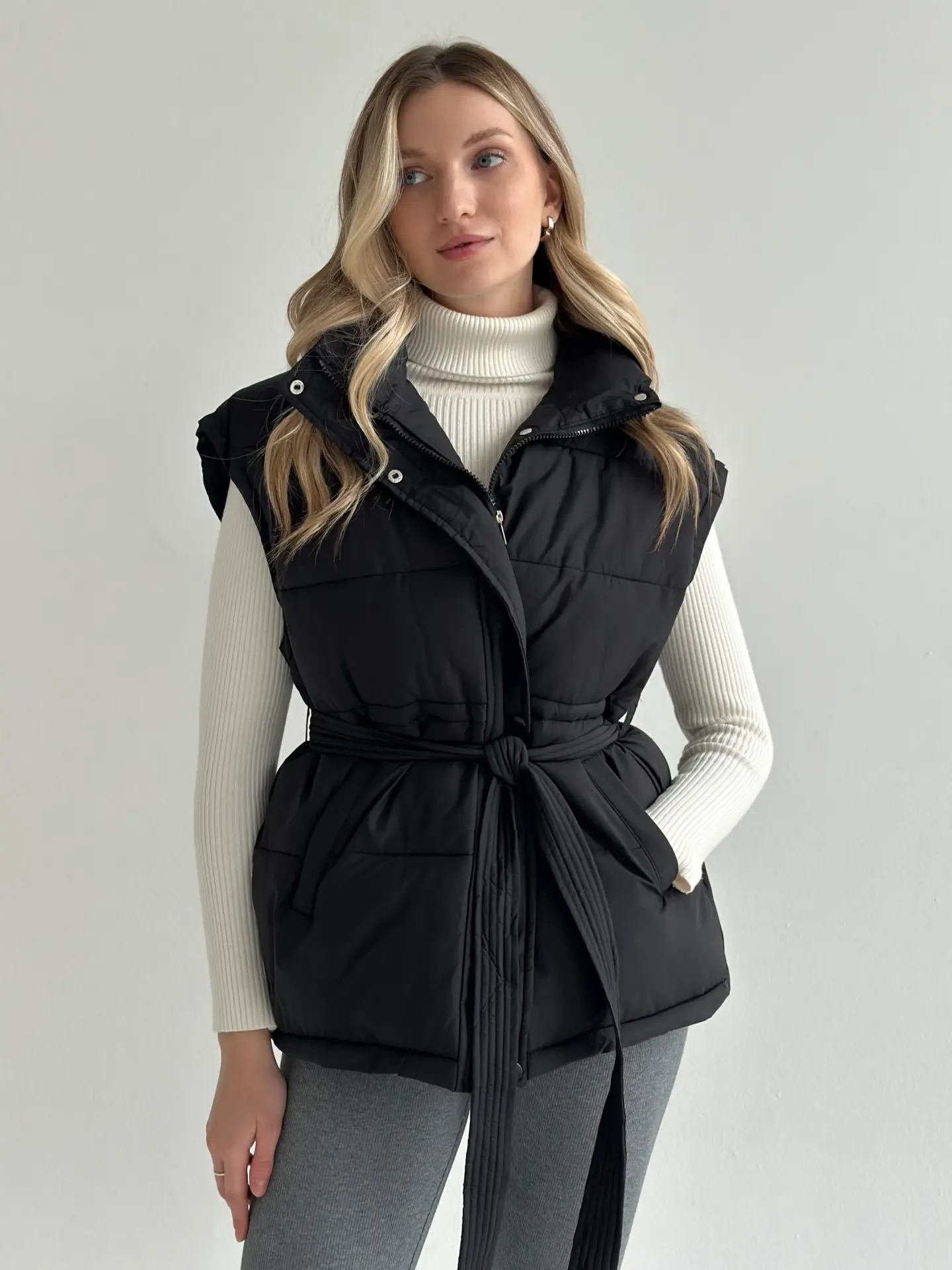 Жилетка стьобана дута з поясом чорна