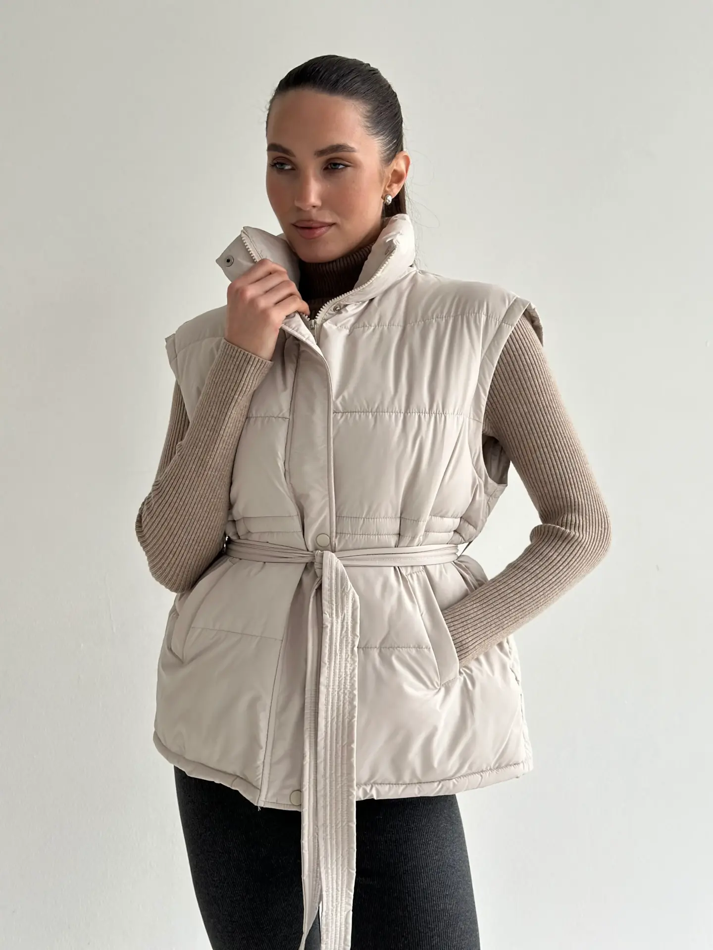 Жилетка стьобана дута з поясом кремова
