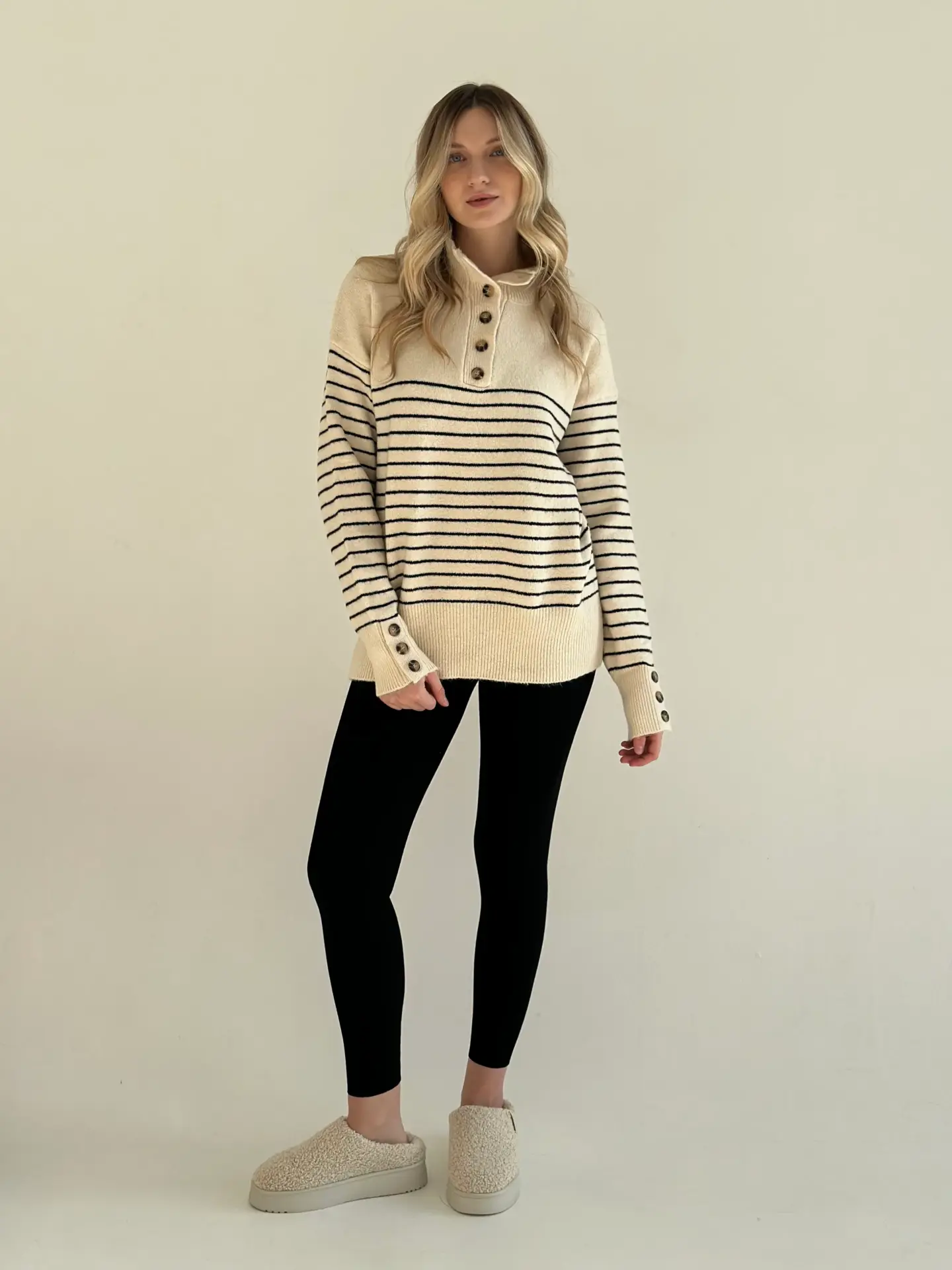 Светр вовняний з коміром у смужку