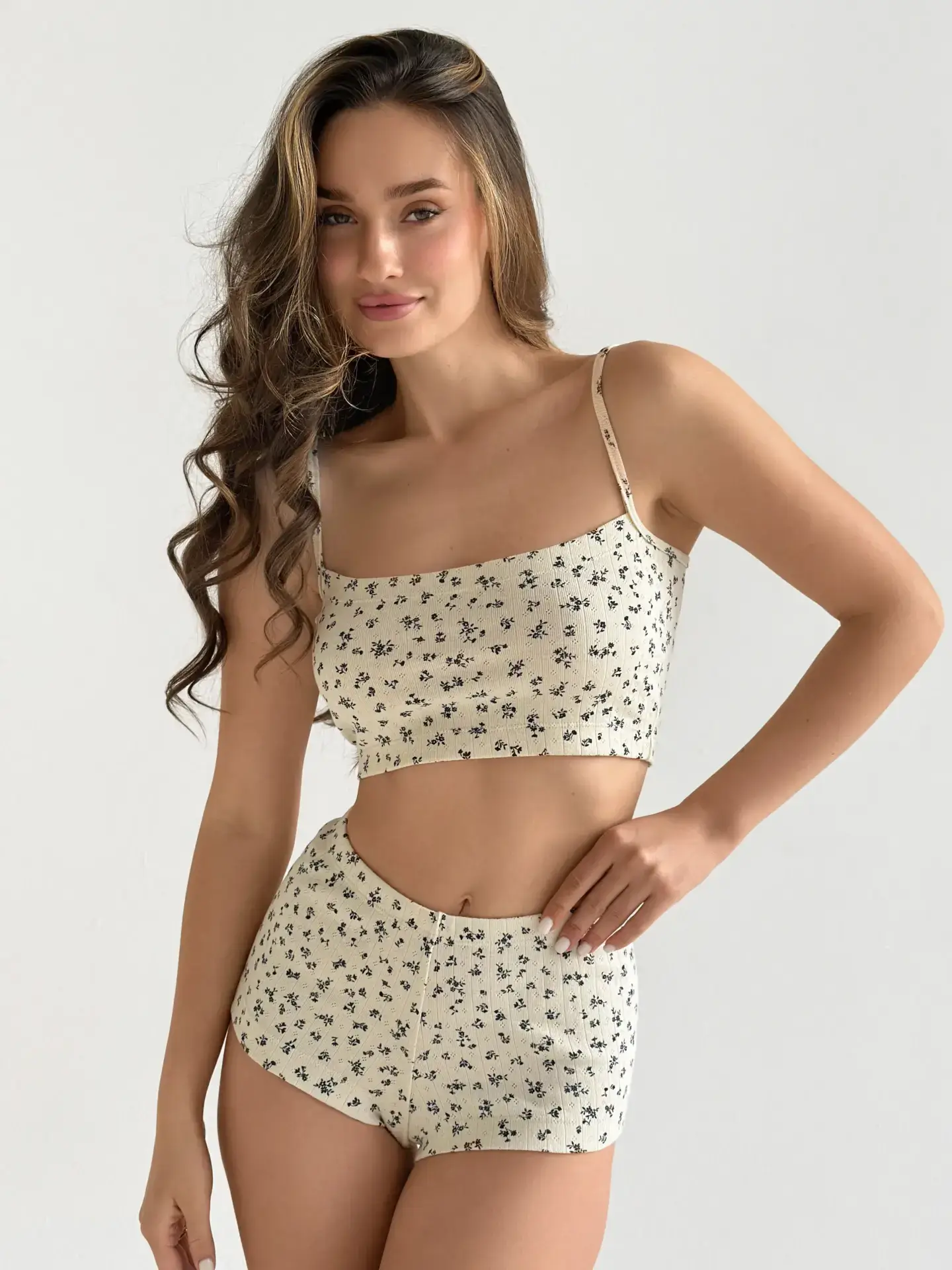 Рібана комплект Топ на бретелях та шорти Міні молочний у синю квіточку