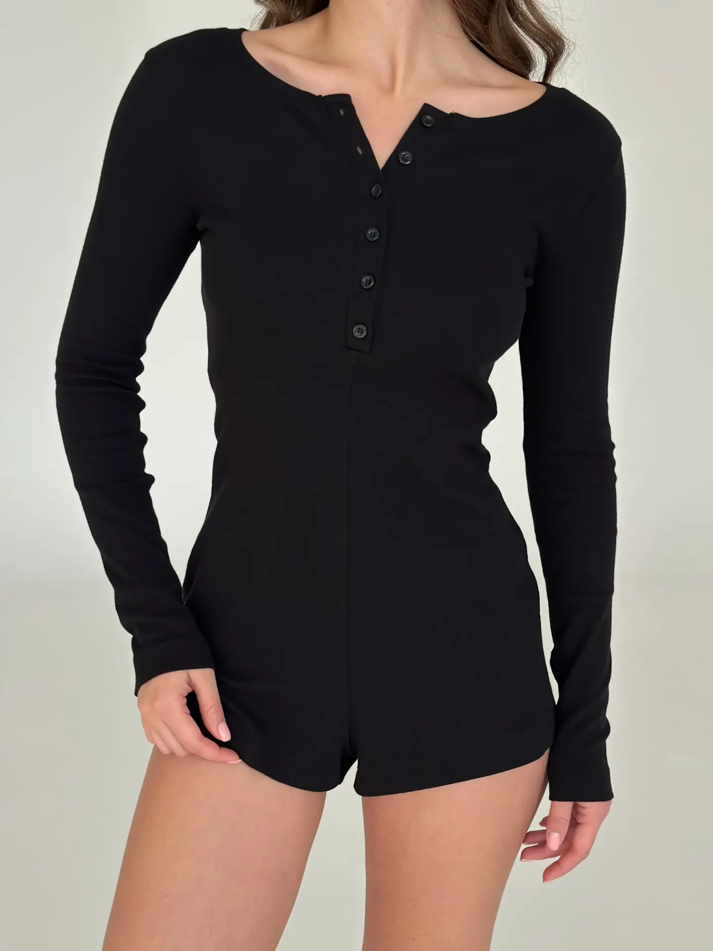 Рібана у крапку комбінезон з довгим рукавом чорний