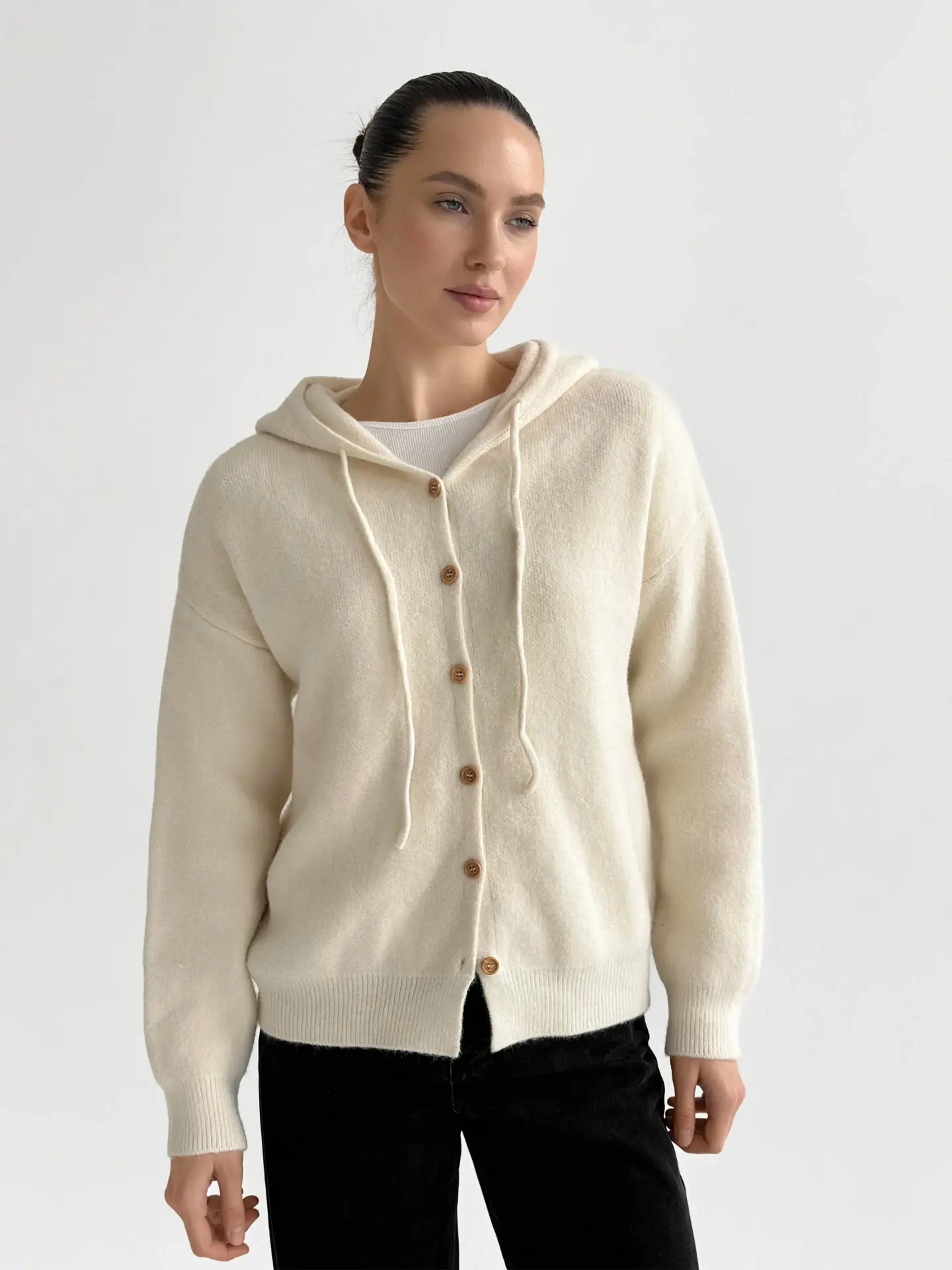 Кардиган вовняний з капюшоном на коричневих ґудзиках молочний