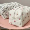 Косметичка пухнаста середня квадрат біла в червону квіточку