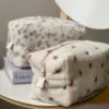 Косметичка пухнаста середня квадрат біла в червону квіточку