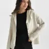Кардиган з капюшоном на коричневих ґудзиках молочний