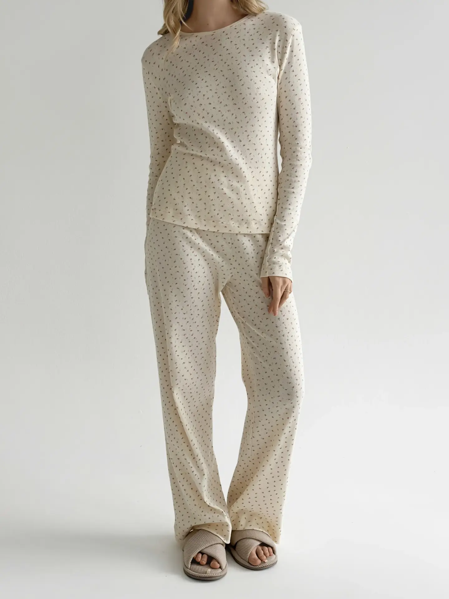 Рібана костюм трикотажний штани широкі та лонгслів молочний у троянду