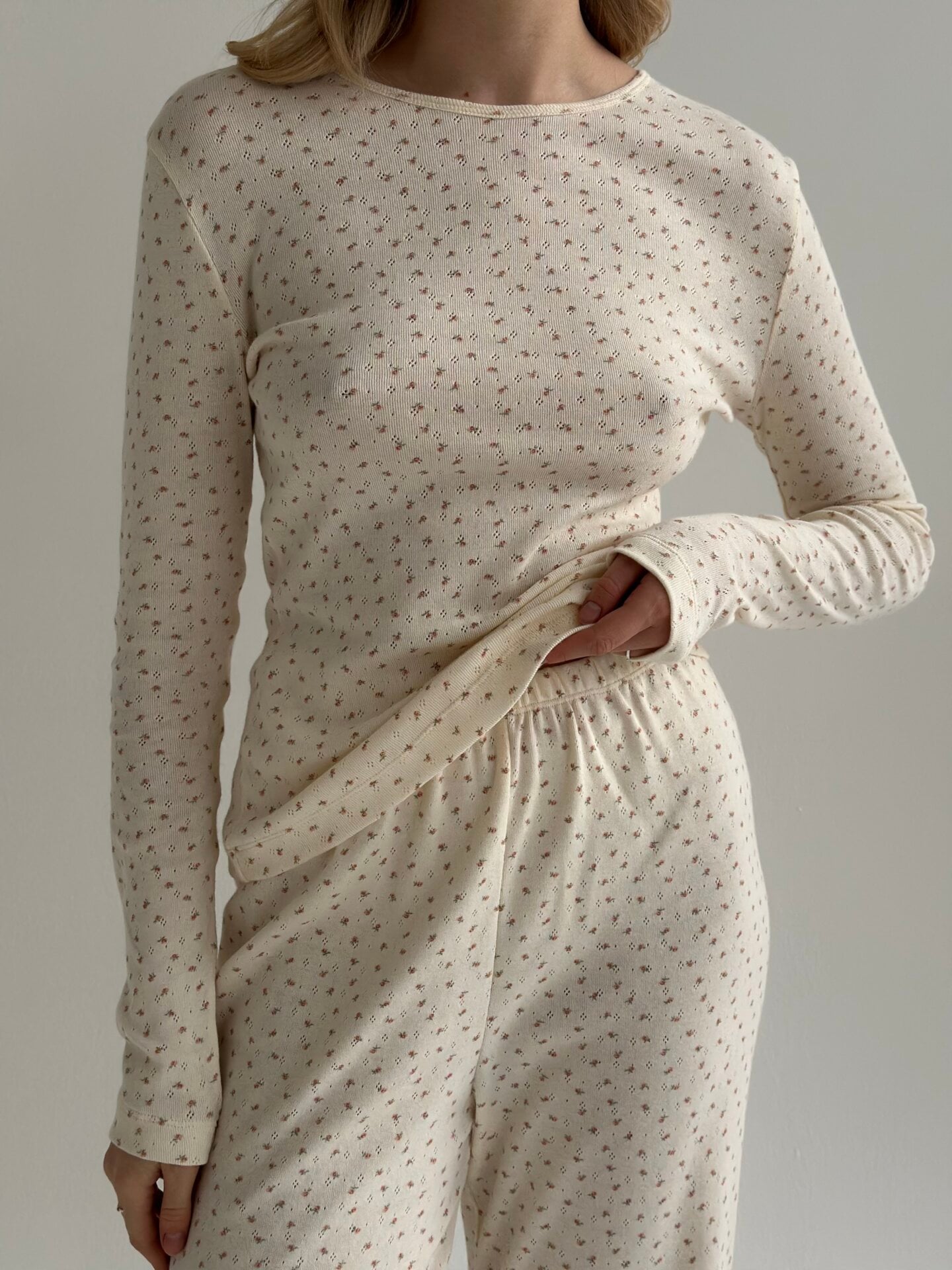 Рібана костюм трикотажний штани широкі та лонгслів молочний у троянду