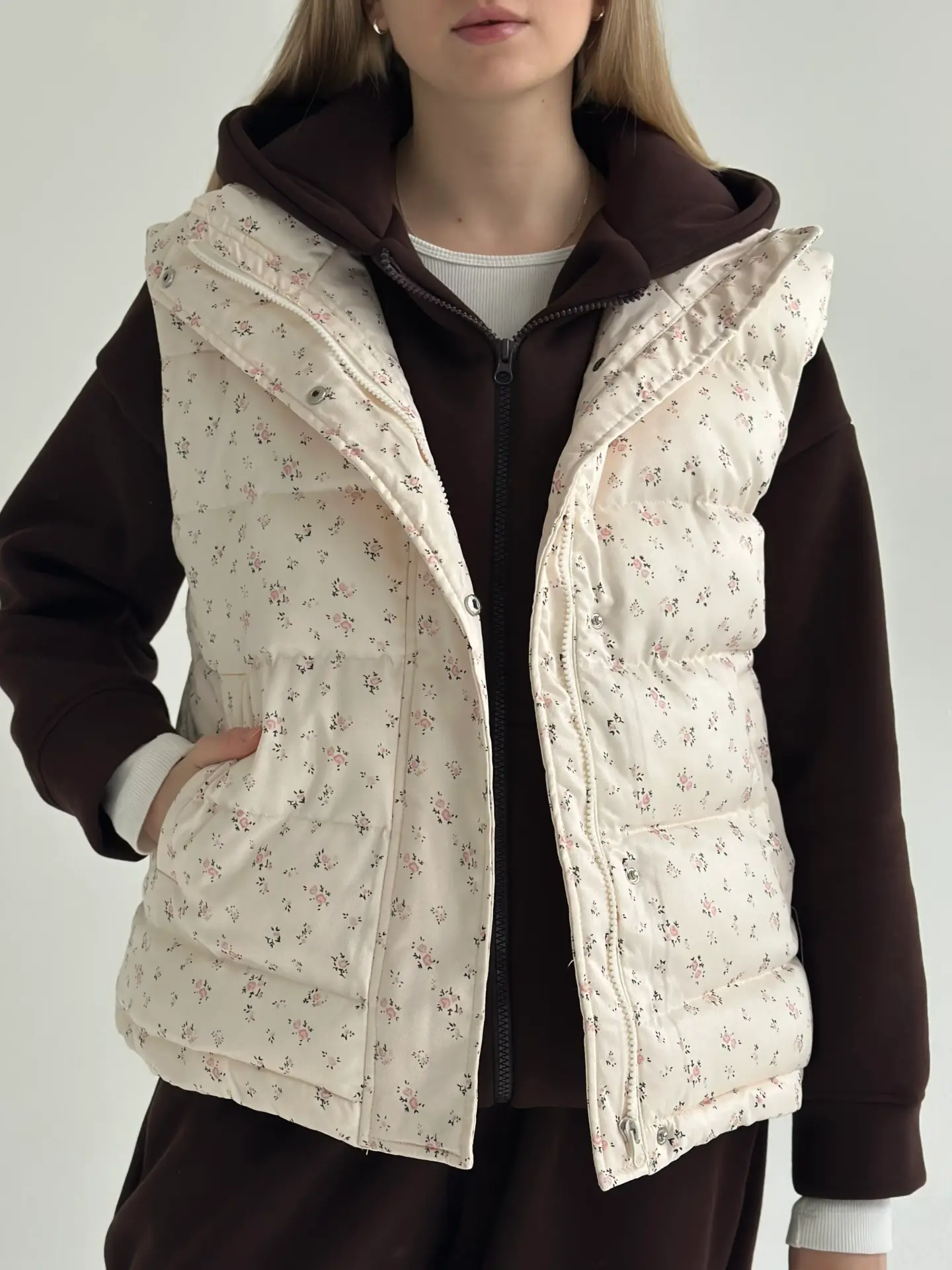 Жилетка стьобана дута молочна у рожеву квітку