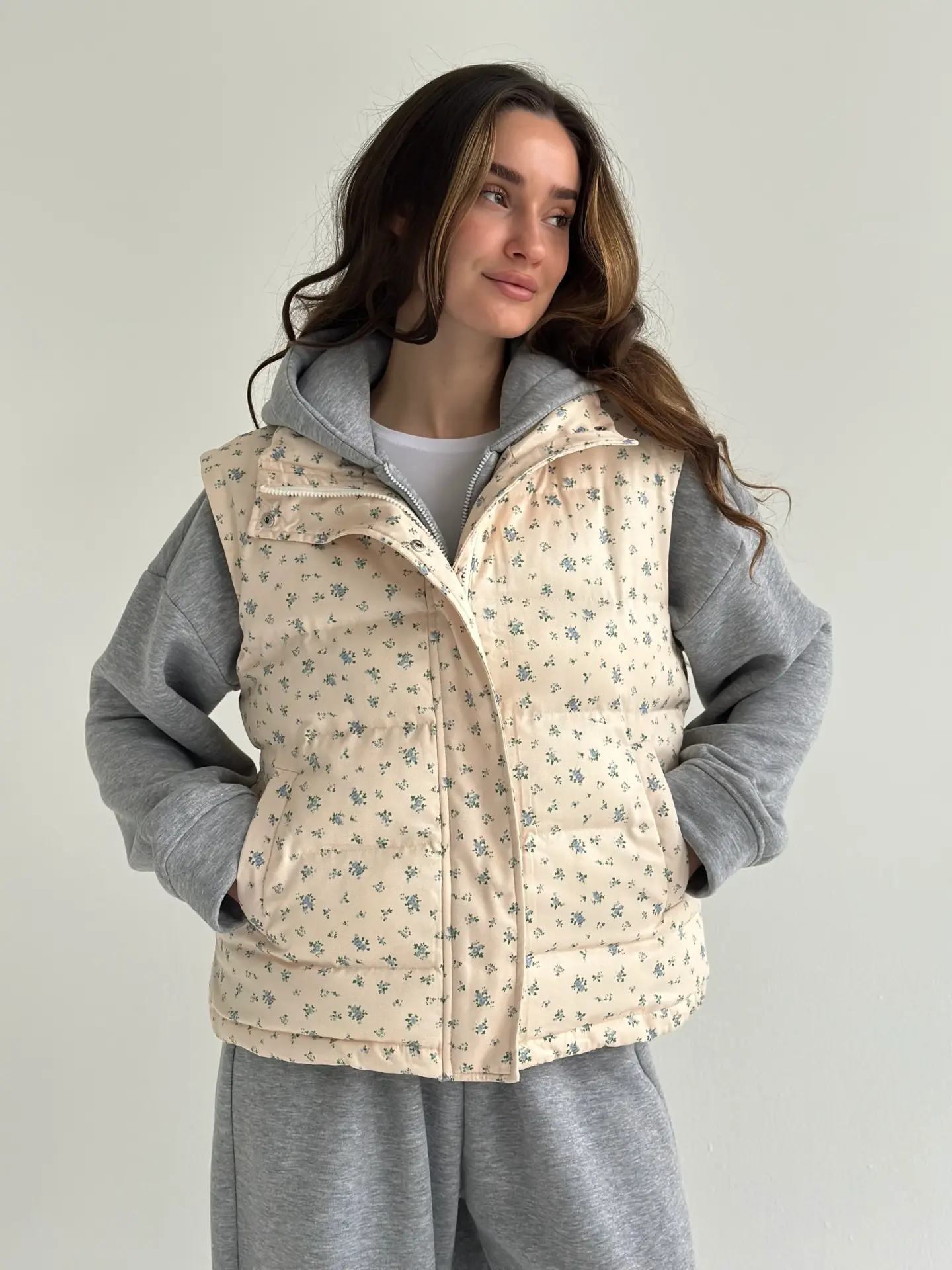 Жилетка стьобана дута молочна у блакитну квітку